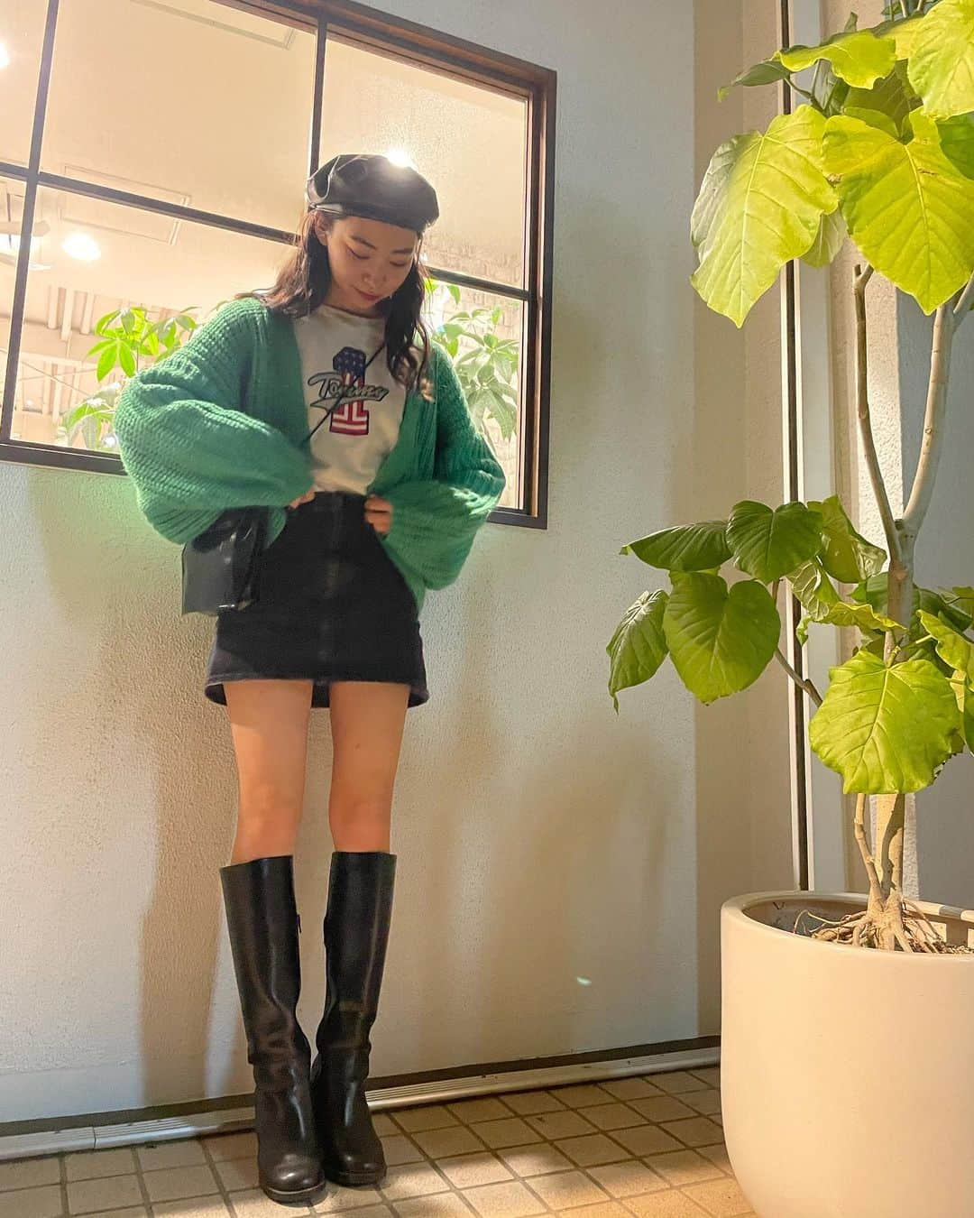 鈴木海那さんのインスタグラム写真 - (鈴木海那Instagram)「緑が可愛い🪴💚💚  #ootd #ootdfashion #outfitoftheday #rodeocrowns #moussy #emoda #gu #tommyhilfiger #ブーツ #ブーツコーデ  #ロングブーツ #レザー #ベレー帽 #ベレーハット #ニット #ニットコーデ #カーディガン #ボレロ #ニットボレロ #デニムコーデ #デニムスカート #ミニスカート #お洒落さんと繋がりたい #おしゃれさんと繋がりたい #オシャレさんと繋がりたい」12月27日 22時59分 - suzuki_miina