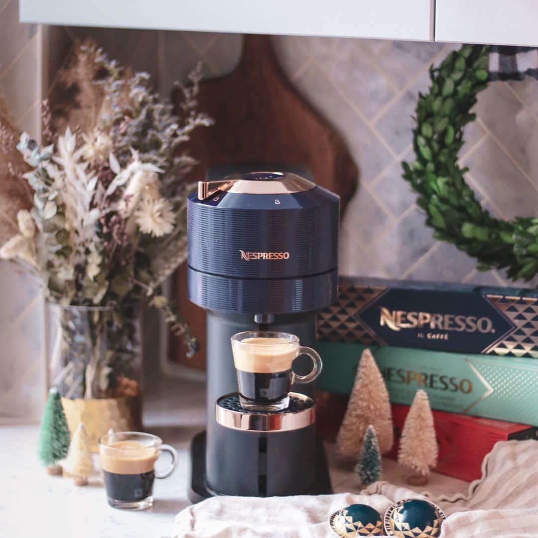 Nespressoさんのインスタグラム写真 - (NespressoInstagram)「We cannot let go of the Christmas spirit yet.   Were you gifted with one of our Vertuo machines?  📸: @mylittlesecrets_ca  #Nespresso #NespressoMoments #Holidays」12月27日 23時00分 - nespresso