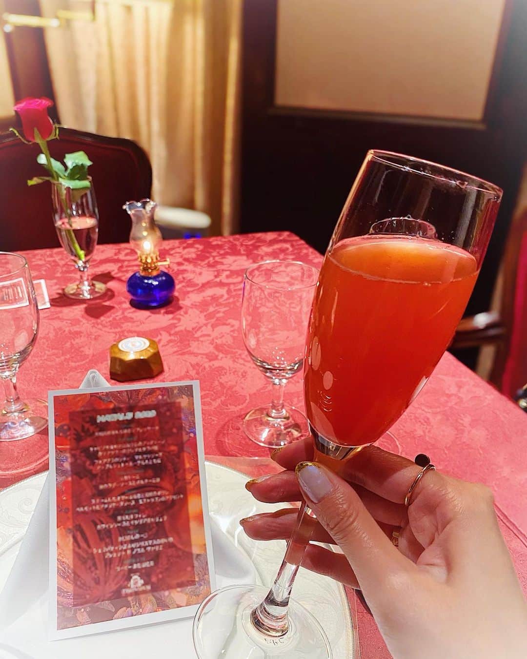 のインスタグラム：「☆  🥂✴︎ グラスとネイル良い感じ♡ テーブルに🌹あるとなんかソワソワする笑 バチェラーの後遺症かな？笑  #bachelor#薔薇#Rose#ローズ 🥀」