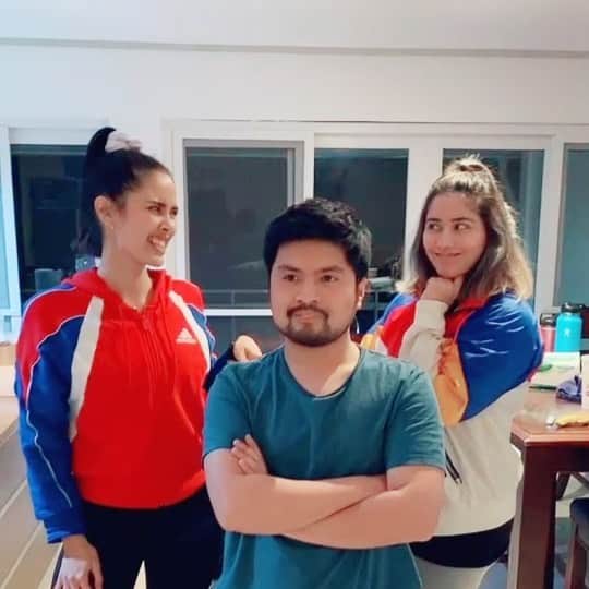 ローレン・ヤングのインスタグラム：「What we do now during the holidays @jenriel_ @meganbata」