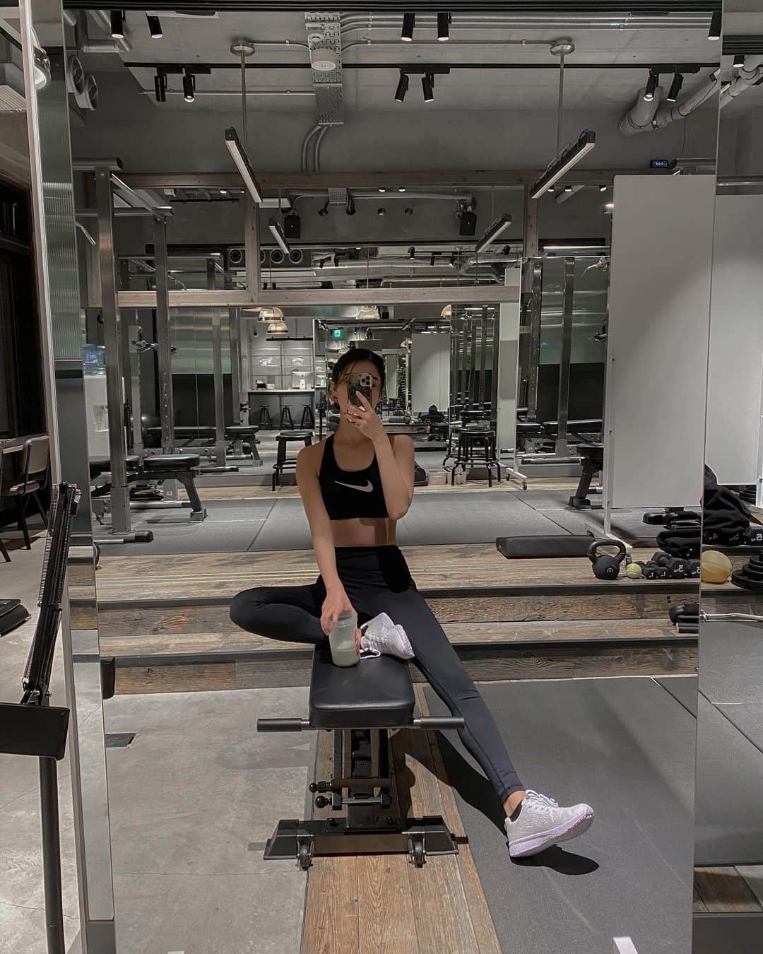 影山可蓮のインスタグラム：「・ ・ Training day🪐 ・ ・ Last  @undeux55 🔥 しっかりトレーニングしておさめてきました✌🏼久しぶりの測定にて体重が増えていて絶望、、年末年始さらに増えないように気をつけなければ、、 とりあえず明日の筋肉痛に備えます😑✌🏼 ・ ・ WEAR  TOPS @nike  PANTS  @uniqlo  ・ ・ #training #workout #undeux #undeuxfit  #gym #personaltraining #トレーニング」