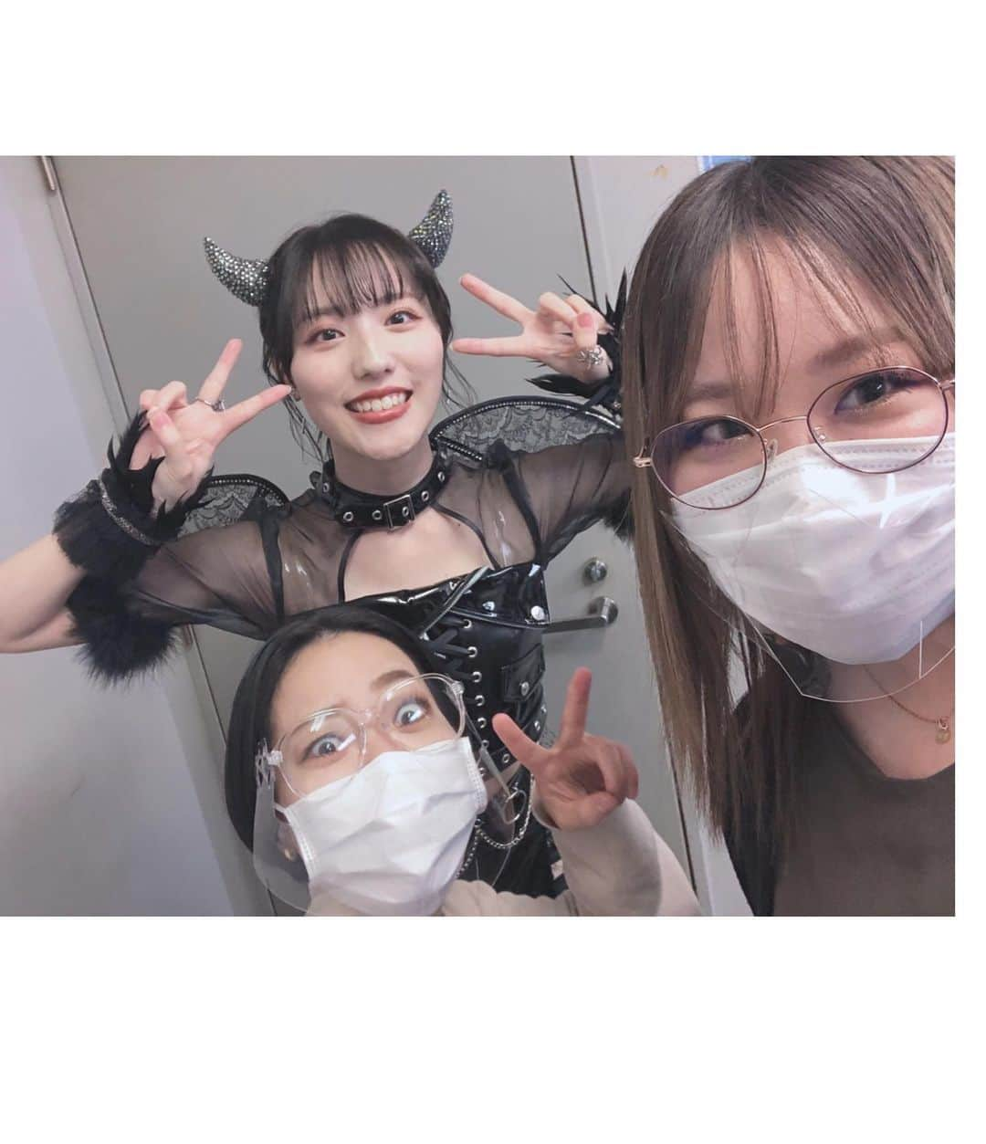 井尻晏菜さんのインスタグラム写真 - (井尻晏菜Instagram)「﻿ 半笑いなの許して🤣﻿ ﻿ ﻿ ﻿ 卒業公演にメイクを担当してくださったカナさんとちむさん(@chim.makeup )！﻿ ﻿ メイクをお願いするの緊張して、﻿ ギリギリまで伝えられなかったんです。笑﻿ ﻿ ﻿ 素敵な髪型でしょ🌸﻿ 本当に大好き。﻿ ﻿ ﻿ 髪型やメイクはかなさんがしてくれたよ！﻿ 最後のドレスのキラキラはちむさん！﻿ ﻿ お二人ともセンス良すぎて…﻿ もはやセンスが服着て歩いてる感じです☺️💜﻿ ﻿ ﻿ ﻿ カナさん、ちむさんありがとう😊✨﻿ ﻿ ﻿ ﻿ ﻿ そしてドレスを仕上げて下さった衣装さん！﻿ 好きな服の系統が私と似ててなんでも相談に乗れる大好きな人です💋﻿ 今回もアクセサリーのアドバイスや、﻿ 靴のアドバイスをしてもらって最高に素敵な衣装を纏えました！﻿ ﻿ 写真は撮れなかったのでご想像にお任せ。笑﻿ ﻿ ﻿ ８年半私を可愛くしてくださって﻿ 本当にありがとうございました。  #井尻晏菜卒業公演」12月27日 23時02分 - ijirianna0120