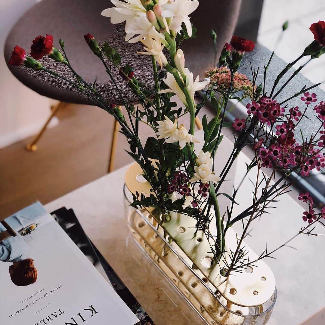 フリッツハンセンさんのインスタグラム写真 - (フリッツハンセンInstagram)「Ikebana vases are some of our most beloved home accessories.  The vases are inspired by the ancient Japanese tradition of flower arranging. Each vase is designed to honour every flower from stem to crown.   Designed by @jaimehayon for Fritz Hansen  Hashtag your Fritz Hansen piece for a chance to get featured. #fritzhansen   Photos by  @philip_messmann  @fritzhansenstore_bundang @mortensen.kristian @josephineamalie95 @pelagan_s @lisannevandeklift @mille_emilie @studie_darluz @nah_am_wasser   #fritzhansen #ikebana #jaimehayon #accessoriesbyfritzhansen #livingroomdecor #tabledecor #Interiordesign #프리츠한센 #フリッツハンセン」12月27日 23時02分 - fritzhansen