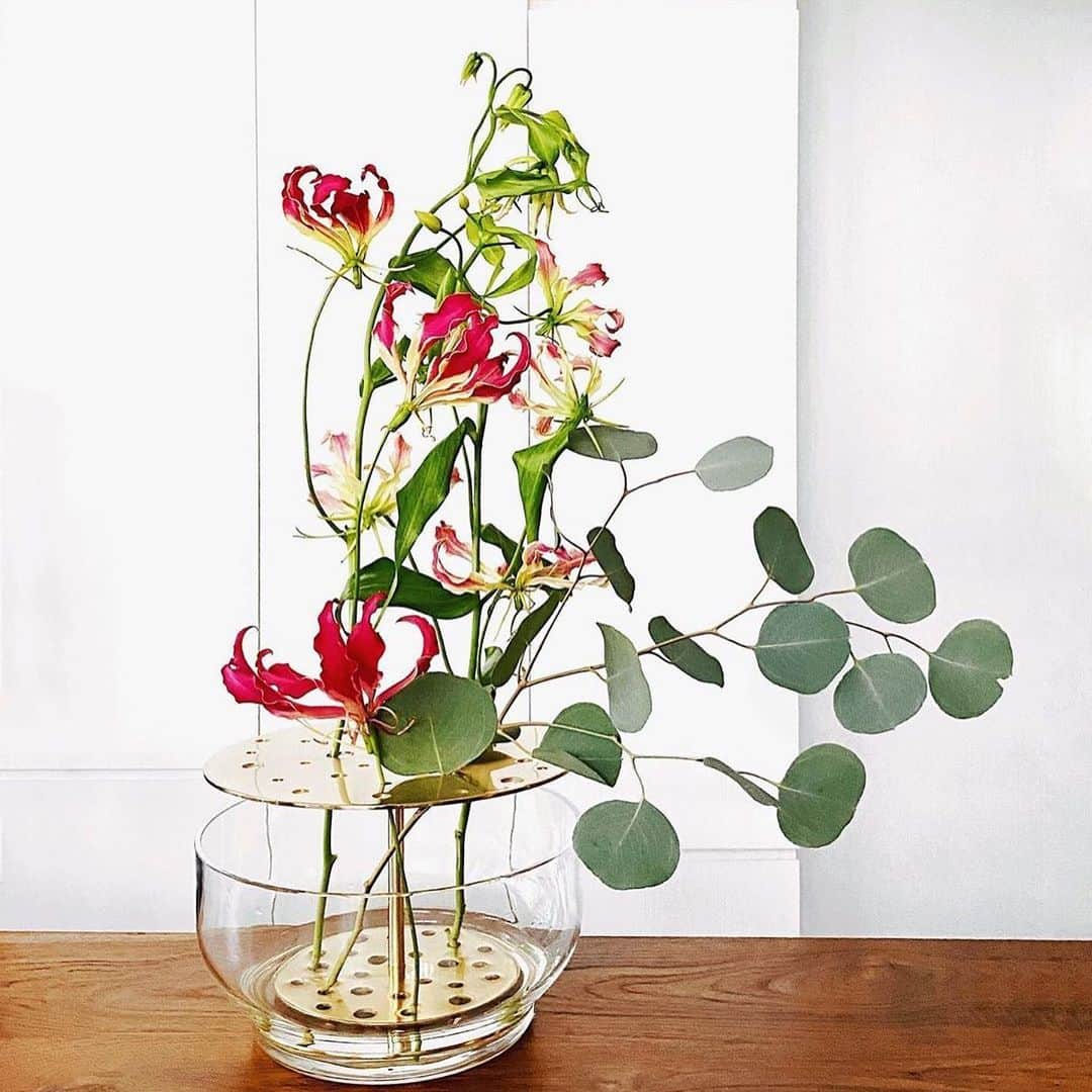 フリッツハンセンさんのインスタグラム写真 - (フリッツハンセンInstagram)「Ikebana vases are some of our most beloved home accessories.  The vases are inspired by the ancient Japanese tradition of flower arranging. Each vase is designed to honour every flower from stem to crown.   Designed by @jaimehayon for Fritz Hansen  Hashtag your Fritz Hansen piece for a chance to get featured. #fritzhansen   Photos by  @philip_messmann  @fritzhansenstore_bundang @mortensen.kristian @josephineamalie95 @pelagan_s @lisannevandeklift @mille_emilie @studie_darluz @nah_am_wasser   #fritzhansen #ikebana #jaimehayon #accessoriesbyfritzhansen #livingroomdecor #tabledecor #Interiordesign #프리츠한센 #フリッツハンセン」12月27日 23時02分 - fritzhansen