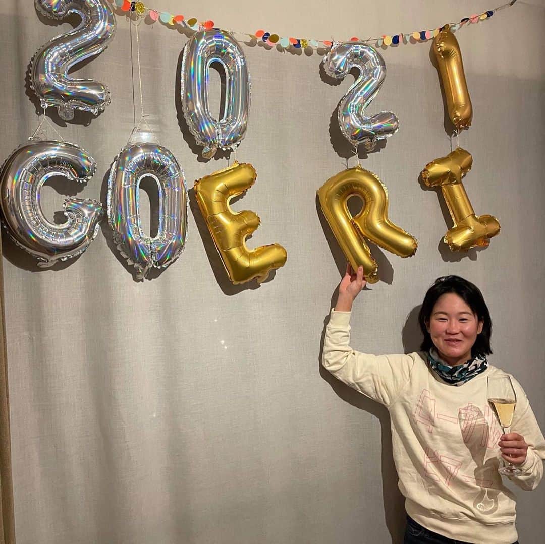 與那嶺恵理のインスタグラム：「Christmas🎄+ Year End🥂FUN 🤘🏻 with awesome dishes 🦪🥩🐟🎂 My 2021 must be great 😜  . . Happy to have this time with you☺️ Thank you always warm welcome 🇯🇵  . . Well, My holidays are over, Off to sunny place for riding lots of miles ☀️  . .  #今日のエリさん」