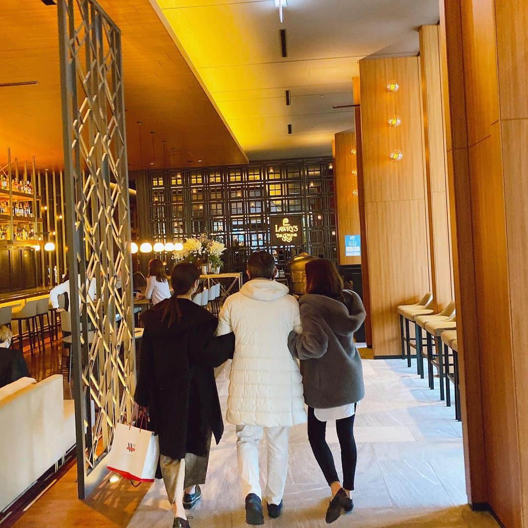 片山麻紀子のインスタグラム：「. ぱぱのお誕生日♡﻿ ﻿ 愛娘←たちに囲まれて﻿ きっとすごく幸せなぱぱ🤓﻿ ﻿ ぱぱって本当不器用なんだけど、﻿ 一周まわってそれが面白い。笑﻿ ﻿ 頑固できびしくて 若い頃仲悪かったなー🤣﻿ ﻿ ﻿ #いまは好きだよ﻿ #happybirthday﻿ #62th」