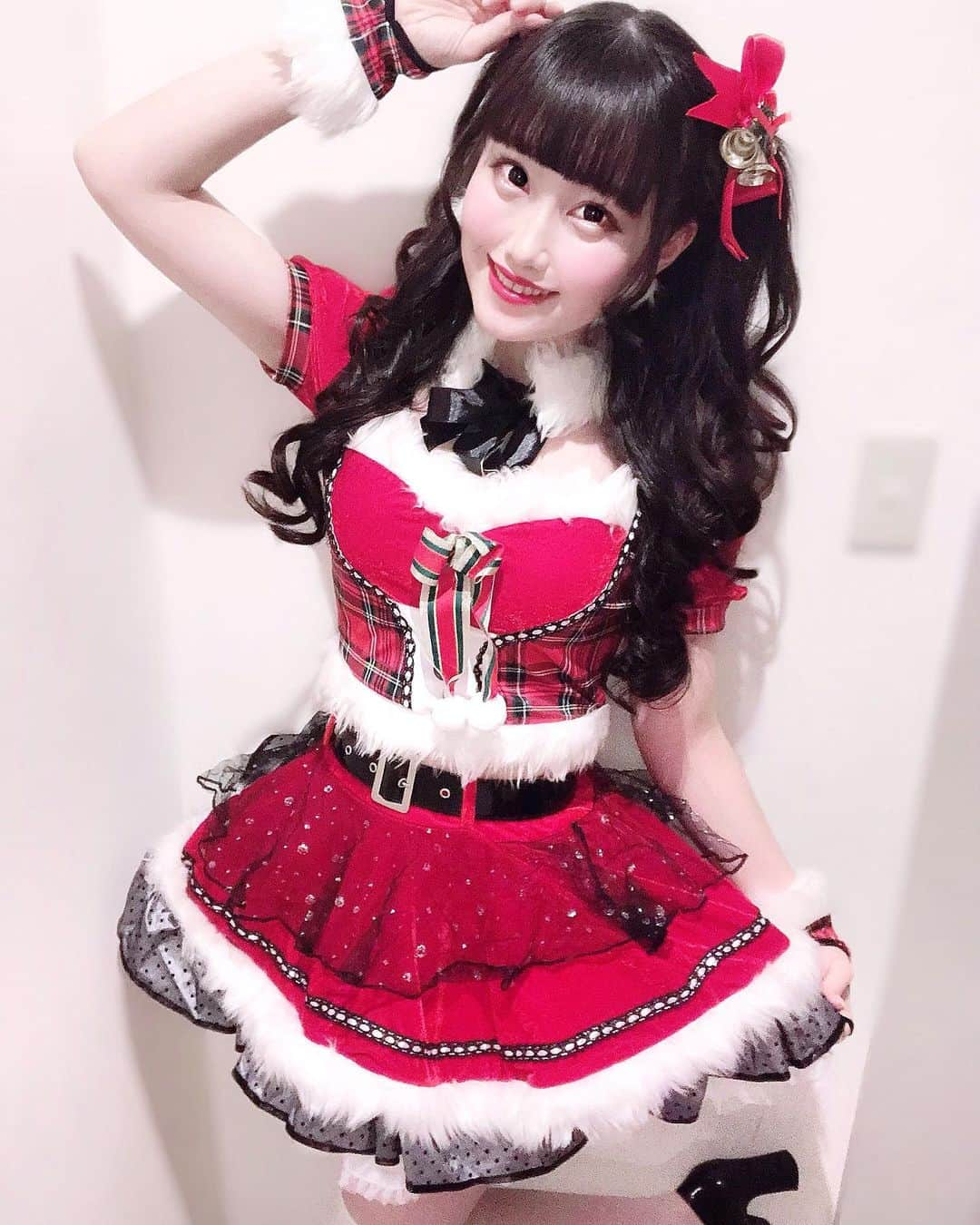 雨宮真梨子さんのインスタグラム写真 - (雨宮真梨子Instagram)「﻿ ﻿ 𝑋’𝑚𝑎𝑠 🎄❤️﻿ ﻿ ﻿ ﻿ ちょっと遅れた まりサンタさん🎅🏻❄﻿ ﻿2枚目に全身も載せたよ‪‪❤︎‬ ﻿ ﻿ ﻿ 可愛い〜‪‪❤︎‬？﻿ ﻿ ﻿ ﻿ ﻿ ﻿ ﻿ ﻿ ﻿ #クリスマス #クリスマスプレゼント #サンタコス #サンタクロース #コスプレ #コスプレイヤー #アイドル #idol #cosplay #ニーハイ #ツインテール #xmas #merrychristmas #クリスマスイブ #cosplayer #cosplaygirl #followforfollowback #followme #いいね返し #いいねした人で気になった人フォロー #コスプレイヤーさんと繋がりたい #撮影 #撮影会 #likeforlikes #黒髪 #cosplayers #japanesegirl #マリームーン #アイドル衣装 #instagramers」12月27日 23時11分 - mariko_amemiya101