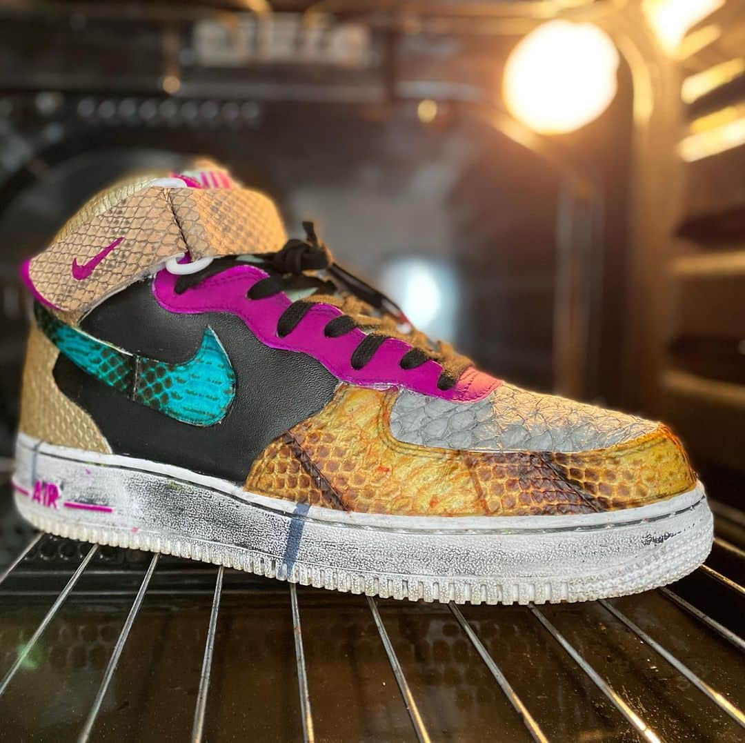 ディオニソのインスタグラム：「Coocking a Prototype. -Real Python (snake) -Real Ray of Light (snake) -Real Perch of the Nile (fish) -Real Passion (human) #airforce1 #af1 #af1custom #snakes #sneakers #sneakerhead #sneakersaddict #sneakerholics #hype #hypebeast」