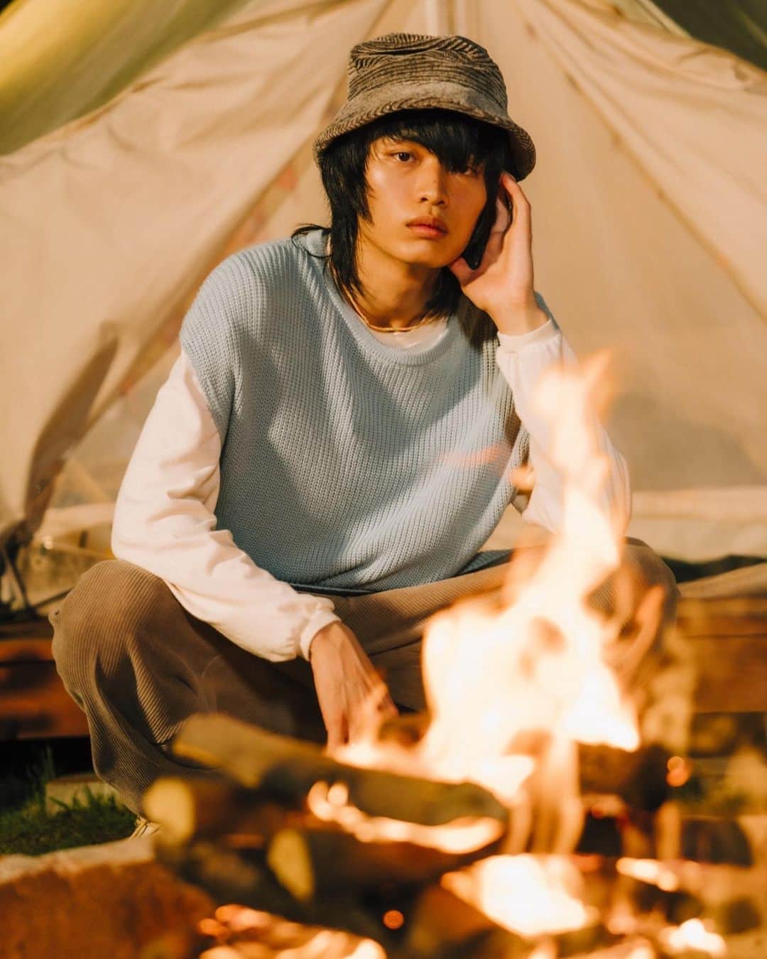 のインスタグラム：「POLY 2020 AUTUMN @_is_poly  Photo: @renzo1101  Stylist : @mk_shimizu  Hair&Make : @ohta_seiya  Flowers : @tatsuki_i_7  Direction : @chqnchii @yamadamasha @groupngroupn  With @amainatsu」