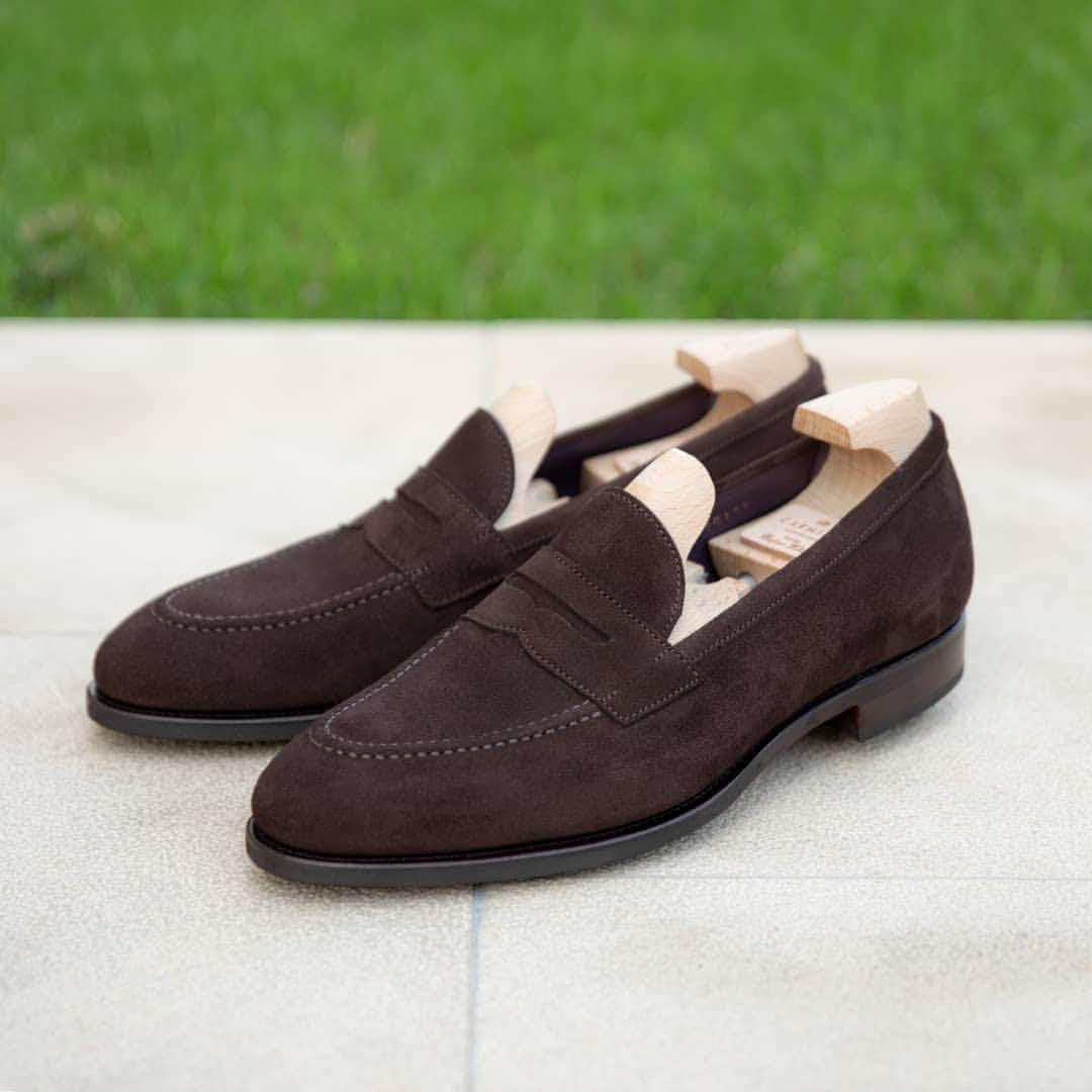 カルミナさんのインスタグラム写真 - (カルミナInstagram)「Loafers are a must for anyone interested in comfortable shoes to slip on in the morning. This rich brown suede is sourced from Charles F. Stead to ensure they will go strong during many seasons. Click on the picture to find out more about model 80191.   ​ ​#carminashoemaker #カルミナ #menstyle #handmade #menswear #mensfashion #pennyloafers」12月27日 23時17分 - carminashoemaker