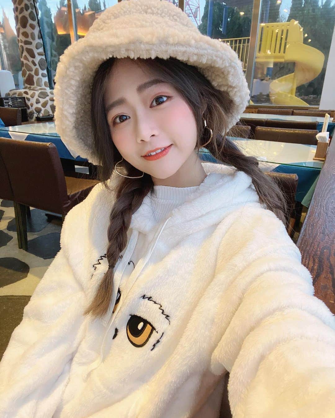 徐薇涵（Wei Han Xu）のインスタグラム：「小白熊一隻🐻 這天家庭日寫聖誕卡片 給台中聚會的朋友們🤶🏻 穿一身全白晚上還去吃薑母鴨 幸好... 只有袖子噴到一點汤汁💦😂」