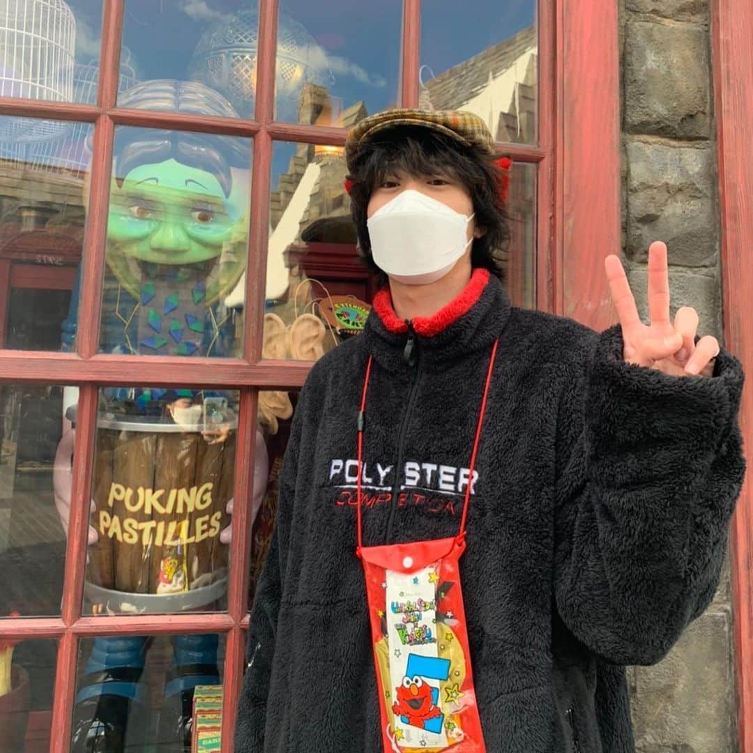 のインスタグラム：「ヒートテック2枚着てたから埋め立て地めちゃくちゃ楽しかった。 人間の血通ってないやつの顔すな。」
