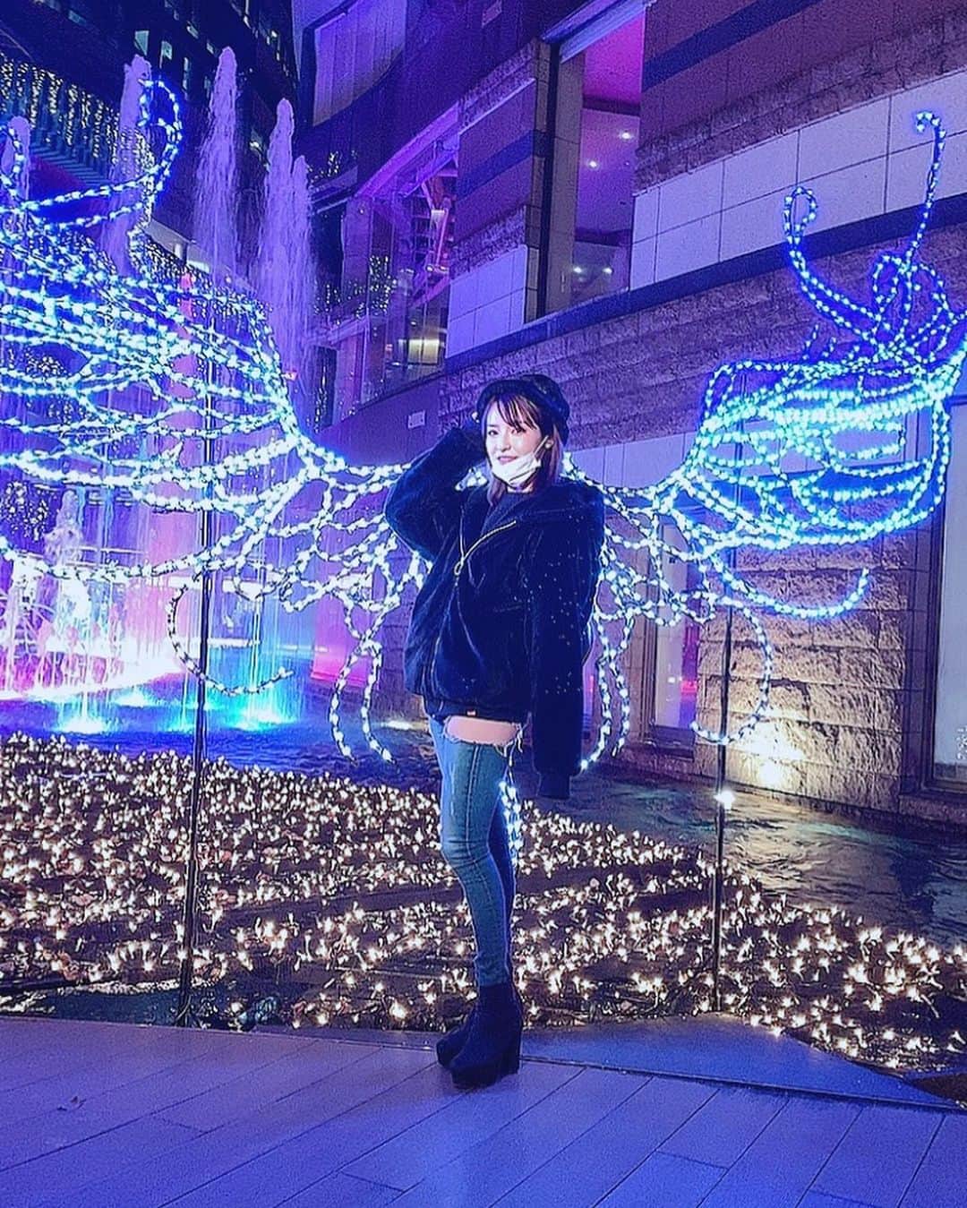 のインスタグラム：「ただいま福岡ああ！！ . 夏ぶりかなあ🤝やっぱりおれの街は最強🤝 今年はほのかと一緒に帰省しましたので しかも#クリスマス に🎅 #キャナルシティ博多 のイルミネーションだけ通り見してきました🤤 . めちゃくちゃ久しぶりのキャナルやったけど #エヴァンゲリオン の #プロジェクションマッピング あって激アツやった😫！笑 . だけん今日はカップルに囲まれながらの写真🤝笑 楽しかったし寂しくないもんねーーー😤😤😤 . ライブのことはまた書きます♡！ . #福岡 #博多 #中洲 #キャナルシティ #イルミネーション #クリスマス #福岡旅行 #福岡観光 #女子旅 #帰省 #やけどなおは #インスタ映えスポット #イルミネーションデート #バケハ #ファーコーデ #gydaデニム #gyda #ファージャケット #クリスマスコーデ #エヴァ #カヲルくん #出んかった #キャナルの進化 #撮影時のみマスクを外しています」
