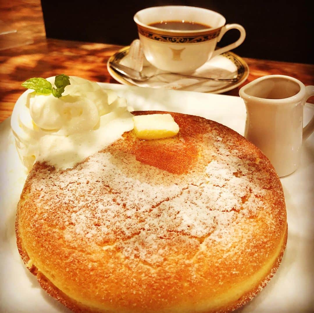 JOJO（ものまね）さんのインスタグラム写真 - (JOJO（ものまね）Instagram)「あぁ〜ん(｡•́ - •̀｡)💦 食べたいぃぃ〜(´；Д；｀)💕 . 久しぶりに深夜の食テロ❤ (๑>؂•̀๑)ﾃﾍﾍﾟﾛ笑 . #jujuのそっくりさんjojo #神保町カフェ #神保町グルメ #神保町 #神保町喫茶店 🥞💕#スイーツ #スイーツ巡り #スイーツテロ #スイーツ大好き #スイーツ好きな人と繋がりたい #カフェ巡り #カフェスタグラム #cafe #ホットケーキ #パンケーキ #パンケーキ巡り #パンケーキ大好き #パンケーキ部 #パンケーキ🥞 #パンケーキ🍴 🥧🥞✨#pancakes #pancake #pancakelove 💗 #珈琲好きな人と繋がりたい #コーヒー好きな人と繋がりたい ☕️✨ #グルメ #深夜の飯テロ ♬#コーヒー #coffee #珈琲 ☕️💕」12月27日 23時32分 - jojo_monomane