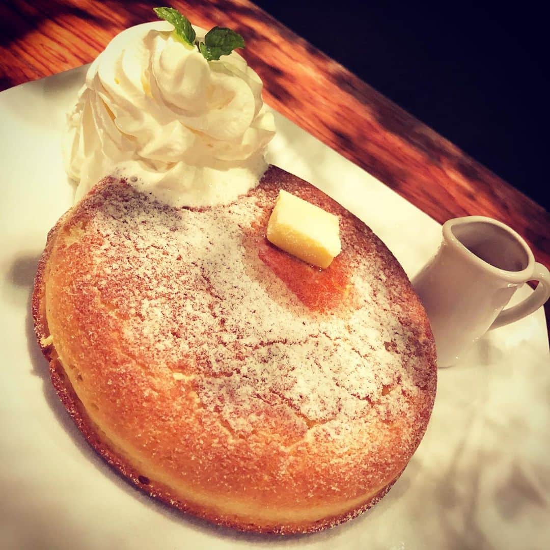JOJO（ものまね）さんのインスタグラム写真 - (JOJO（ものまね）Instagram)「あぁ〜ん(｡•́ - •̀｡)💦 食べたいぃぃ〜(´；Д；｀)💕 . 久しぶりに深夜の食テロ❤ (๑>؂•̀๑)ﾃﾍﾍﾟﾛ笑 . #jujuのそっくりさんjojo #神保町カフェ #神保町グルメ #神保町 #神保町喫茶店 🥞💕#スイーツ #スイーツ巡り #スイーツテロ #スイーツ大好き #スイーツ好きな人と繋がりたい #カフェ巡り #カフェスタグラム #cafe #ホットケーキ #パンケーキ #パンケーキ巡り #パンケーキ大好き #パンケーキ部 #パンケーキ🥞 #パンケーキ🍴 🥧🥞✨#pancakes #pancake #pancakelove 💗 #珈琲好きな人と繋がりたい #コーヒー好きな人と繋がりたい ☕️✨ #グルメ #深夜の飯テロ ♬#コーヒー #coffee #珈琲 ☕️💕」12月27日 23時32分 - jojo_monomane