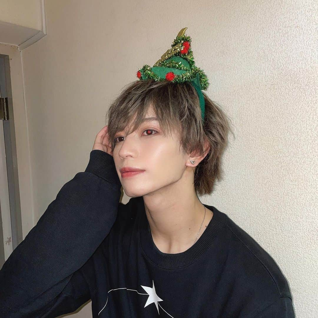 SAKUさんのインスタグラム写真 - (SAKUInstagram)「【クリスマスワズワズ】 せっかく撮ったの勿体無いから載せとく。片目赤いのバレる ・ ・ ・ #クリスマスワズ #クリスマスツリー #xmastree  #クリスマスコーデ #xmastime #christmastree  #赤目 #ツリー #mens  #instagram #instapic #ootd  #likesforlike #like4likes #followｍe」12月27日 23時32分 - saku10291029