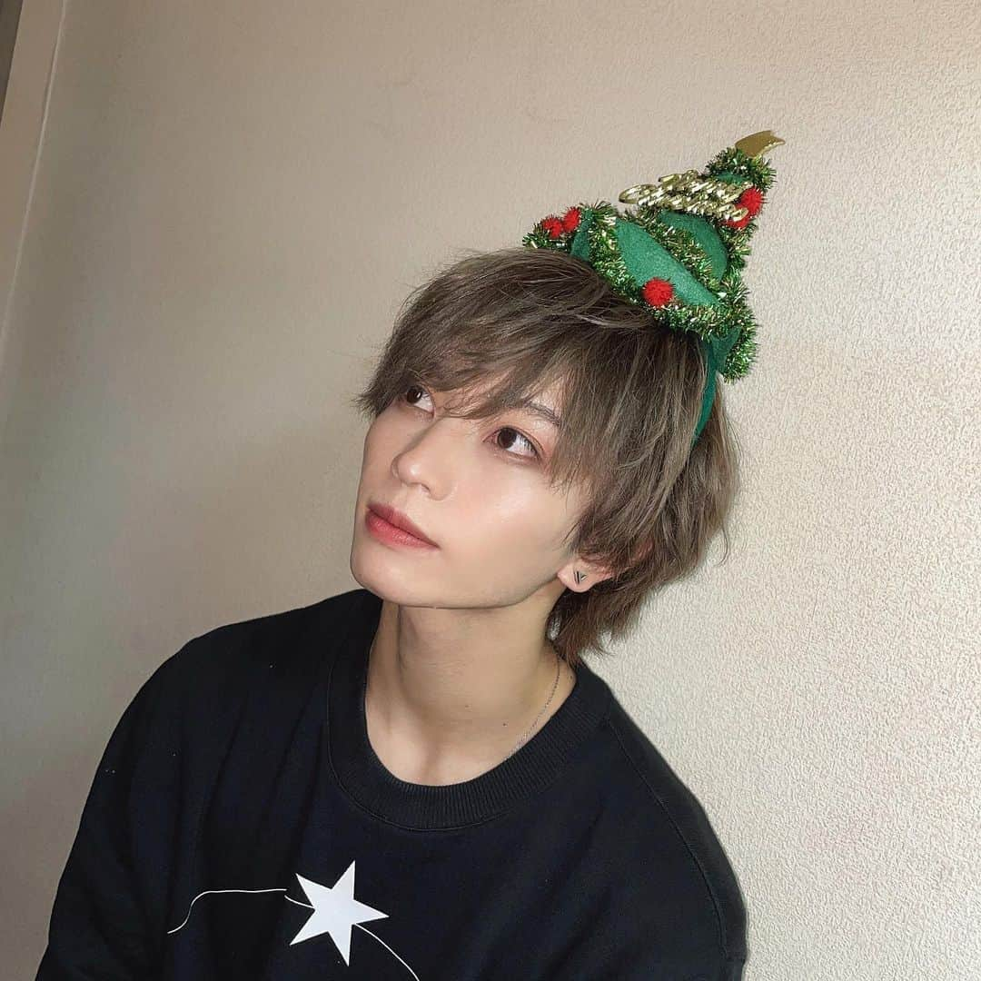 SAKUさんのインスタグラム写真 - (SAKUInstagram)「【クリスマスワズワズ】 せっかく撮ったの勿体無いから載せとく。片目赤いのバレる ・ ・ ・ #クリスマスワズ #クリスマスツリー #xmastree  #クリスマスコーデ #xmastime #christmastree  #赤目 #ツリー #mens  #instagram #instapic #ootd  #likesforlike #like4likes #followｍe」12月27日 23時32分 - saku10291029