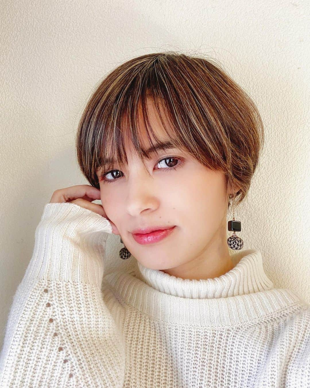 ERICAさんのインスタグラム写真 - (ERICAInstagram)「【年末はヘアカットでスッキリ】﻿ ﻿ 久々に前髪を作った😊﻿ ﻿ 癖っ毛だからこの短さはクルクルになっちゃうんだけど、寒くて乾燥してるこの時期だけは大丈夫☺️﻿ ﻿ もう10年以上お世話になっている@923mai さんが気づいてカットしてくれました😌﻿ いつもありとうございます🙌♡﻿ ﻿ やっぱり同じことを考える人が多いのか、美容院も混んでる✨﻿ ﻿ 個人的にまだ年末感が薄いけど、来年に向けてスッキリできてよかったな☘️﻿ ﻿ 明日は仕事納め！頑張ろう！﻿ ﻿ ※冬だから明るいメイクを楽しみたくて、@makeupforever で新しいコスメ買いました！まつげに少しオレンジ色🍊気分あがります😌﻿ ﻿ #美容院 #東京美容院 #カット #ショートカット #ショートヘア #癖っ毛 #六本木 #メイク #メイクアップフォーエバー #makeupforever #kakimotoarms #テンションあげる #美容 #休日 #休日の過ごし方 #旅人 #旅 #年末 #旅行 #旅スタグラム #旅行好きな人と繋がりたい #旅好きな人と繋がりたい #旅行好き女子 #イメチェン #仕事納め #東京女子部 #ハヤリタビ #タビジョ #ハーフ #冬メイク」12月27日 23時25分 - renee.erica89