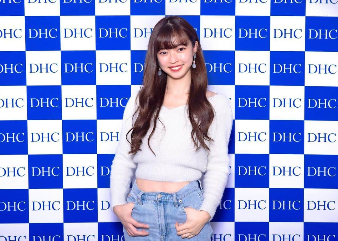 齋藤万莉奈さんのインスタグラム写真 - (齋藤万莉奈Instagram)「DHC(@dhc_cs )様よりDHC賞を頂き、先日授賞式に招待して頂きました💙🤍  副賞の商品券で購入した商品がこちらっ。DHCのお姉さんにおすすめして貰ったマスカラがとにかく本当に良すぎて、使った瞬間リピ確定って思った本気で！本気で！ 本当びっくりするくらいいいからぜひ使ってほしいみなさん😹 クレイパックもずっと欲しかったものだからgetできて嬉しい🥳 全部全部大切に使わせて貰います✌🏻♥️  #DHC #dhcコミュニケーションスペース」12月27日 23時28分 - kupulauawa