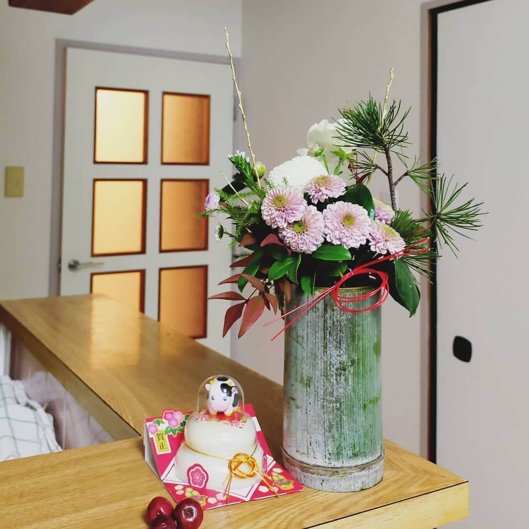 石井寛子さんのインスタグラム写真 - (石井寛子Instagram)「正月飾り 今年最後の大安に 滑り込みセーフ  ツリーも本日 慌てて片付けました😇  鏡餅、もう食べたいと 子どもたちに懇願されております。。。  #正月飾り #鏡餅 #間に合った」12月27日 23時29分 - ishiihiroko