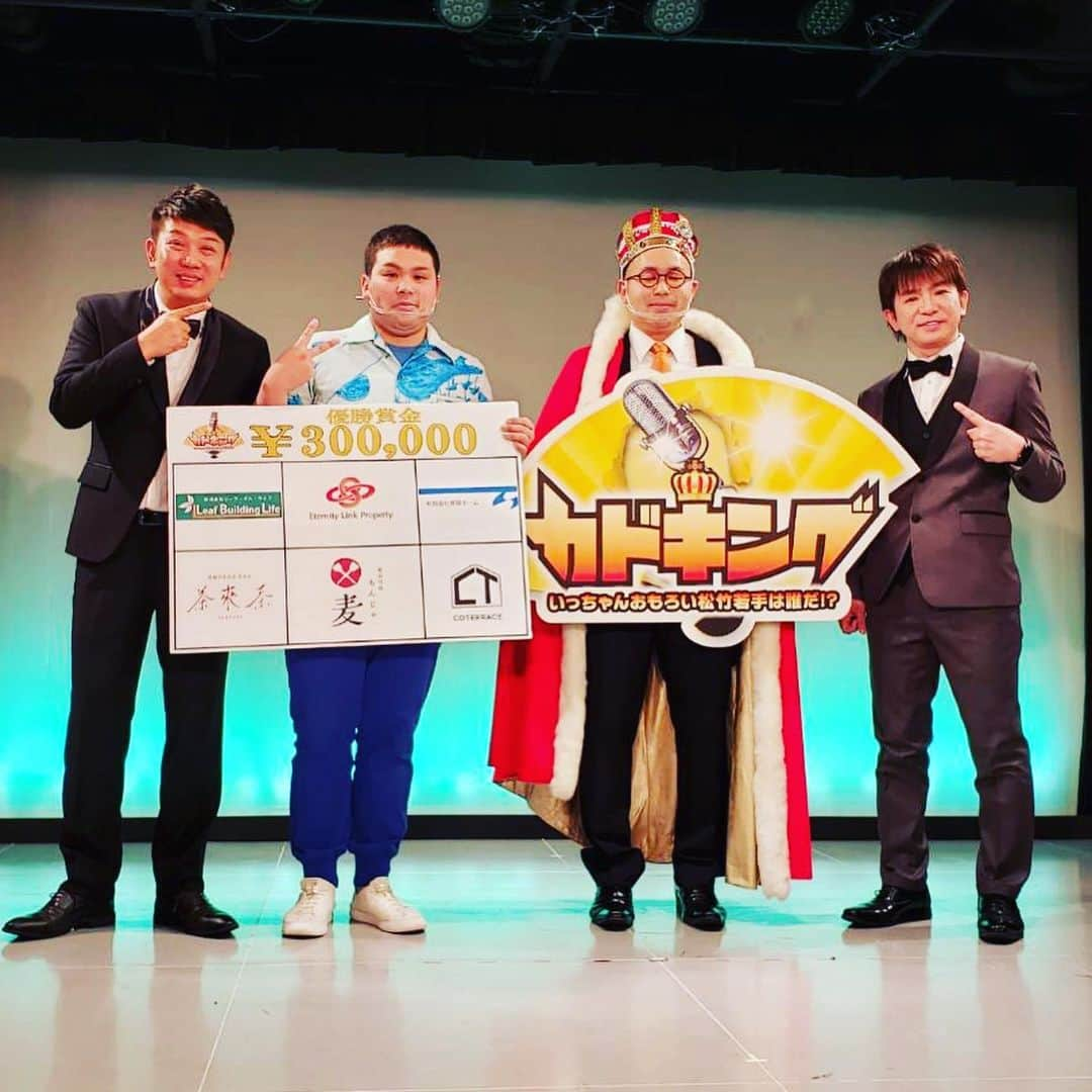 木本武宏さんのインスタグラム写真 - (木本武宏Instagram)「カドキング、2年連続たらちね優勝！  #てか事務所ライブで賞金出るのか #今の若手のみんなが羨ましい #そういえばむかし #優しい社員さんが #賞金1万円出しましょうと #提案したら #反対派の社員さん達と揉めてたな #今の松竹は若手芸人に待遇がいい #だからみんな頑張ってね #しかもテレビで放送までするというじゃない #スカイA 【放送スケジュール】 ・2021年1月11日（月祝）20：00～22：00 ・2021年1月17日（日）25：00～27：00」12月27日 23時41分 - tkokimoto