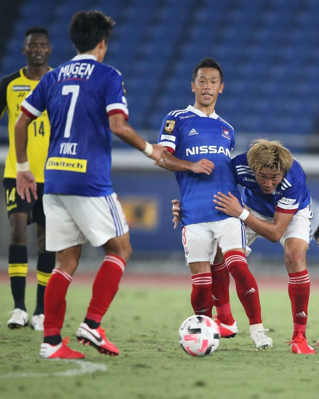 横浜F・マリノスさんのインスタグラム写真 - (横浜F・マリノスInstagram)「🤔#写真で一言 #captionthis  #fmarinos #大喜利」12月27日 23時33分 - yokohamaf.marinos