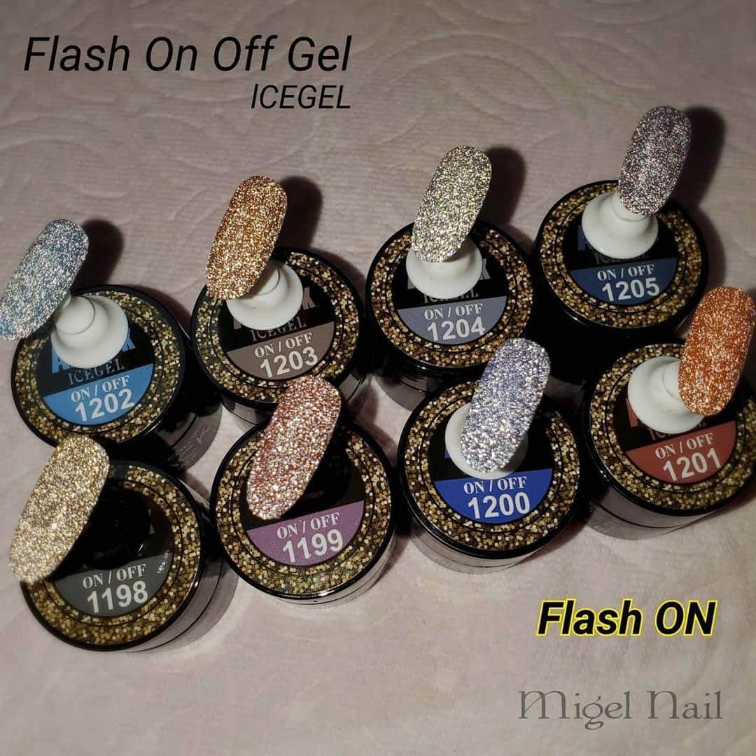 Icegel Nailさんのインスタグラム写真 - (Icegel NailInstagram)「다이아몬드 보다 백만배 광택! 아이스젤 온오프젤!! 자연광에서는 은은한 누디 고급글리터컬러 핸드폰 조명을 비추면! 완전 반전광택✨ 세상 기분 좋아지는 화려한 광택의 글리터 컬러✨✨✨✨  #Repost @migel.nail ・・・ 🌠Flash On Off Gel ICEGEL  フラッシュオンオフジェル ✴  Star Flash Powder がジェルになりました🌠  ワンカラーもグラデーションもしやすいテクスチャーになっています💕  Flash Offでもキラキラで素敵😍✨✨✨✨✨    @icegel_japan @icegelkorea @icegelnail  Music: Call me / LiQWYD  #Flashonoffgel #フラッシュオンオフジェル #icegel #gelnail #アイスジェル #starflashpowder #スターフラッシュパウダー #ギャラクシーネイル #ラメネイル  #キラキラネイル #福岡市ネイルサロン #福岡ネイルサロン #福岡市早良区ネイルサロン  #室見ネイルサロン #ミジェルネイル #migelnail #nails #サンプルチップ #ネイルチップ #ネイル動画 #ミジェルネイル動画 #パラジェル福岡 #福岡パラジェル #福岡市パラジェル」12月27日 23時49分 - icegelnail