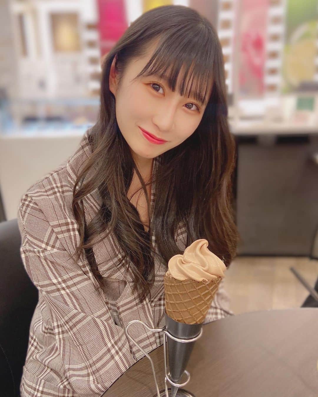 松本愛花さんのインスタグラム写真 - (松本愛花Instagram)「☕️ 久しぶりにこんなにも ビターなアイスを食べた日♥︎  #女の子は写真撮りあいっ子するからアイスを食べる頃にはもう溶けてるあるある #知らんけど #hugoandvictor  #ユーゴアンドヴィクトール  #表参道 #表参道カフェ」12月27日 23時44分 - aika_matsumoto.official