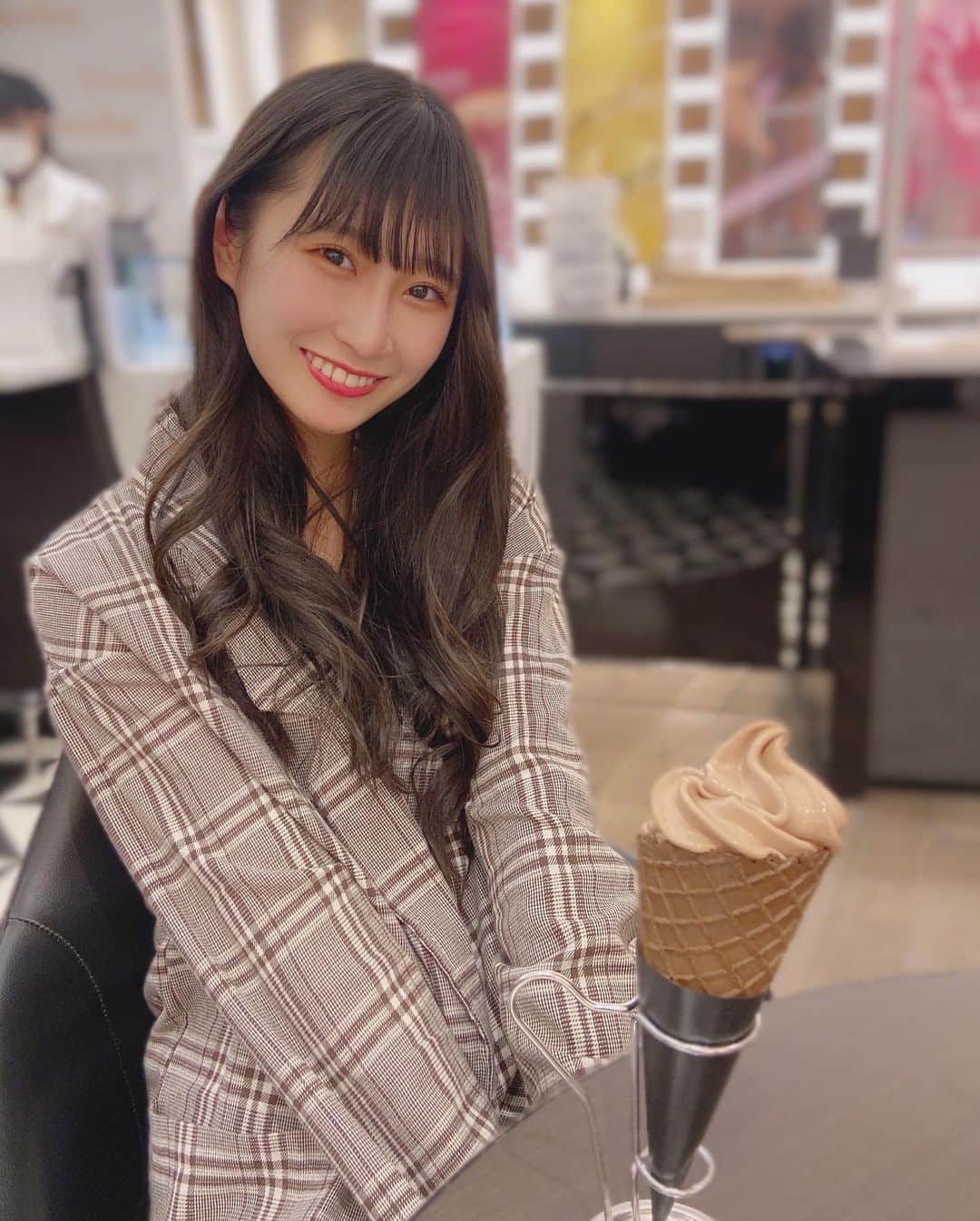 松本愛花のインスタグラム：「☕️ 久しぶりにこんなにも ビターなアイスを食べた日♥︎  #女の子は写真撮りあいっ子するからアイスを食べる頃にはもう溶けてるあるある #知らんけど #hugoandvictor  #ユーゴアンドヴィクトール  #表参道 #表参道カフェ」