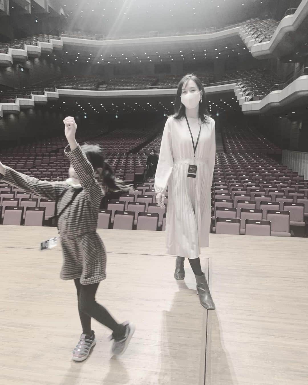 乙黒えりさんのインスタグラム写真 - (乙黒えりInstagram)「夕方は主人の現場挨拶へ。  1年間お疲れ様でした🙇‍♀️ ファンの皆様、関係者の皆様、 本当にいつもありがとうございます🙇‍♀️  舞台の上で突進してくる娘に驚き、Uターンして走り去る娘に安堵。元気すぎて舞台から落ちないかドキドキだったよ。  #ポスターとお花を見てパパ死んだみたいって長女も言ってました #2020怒涛の日々 #大変なこともたくさんあった一年 #無事に終えることができて心より感謝申し上げます」12月27日 23時47分 - ellyotoguro