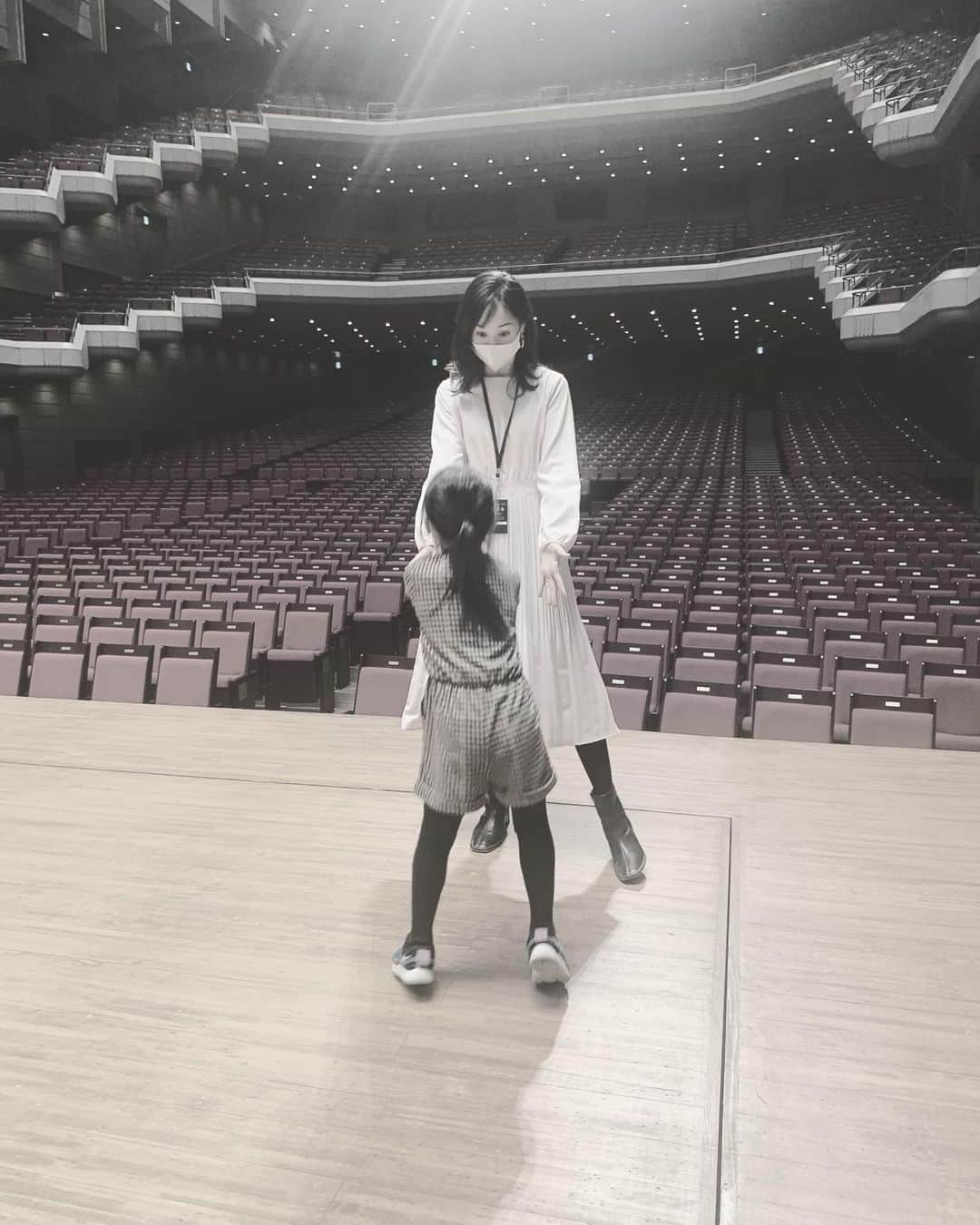 乙黒えりさんのインスタグラム写真 - (乙黒えりInstagram)「夕方は主人の現場挨拶へ。  1年間お疲れ様でした🙇‍♀️ ファンの皆様、関係者の皆様、 本当にいつもありがとうございます🙇‍♀️  舞台の上で突進してくる娘に驚き、Uターンして走り去る娘に安堵。元気すぎて舞台から落ちないかドキドキだったよ。  #ポスターとお花を見てパパ死んだみたいって長女も言ってました #2020怒涛の日々 #大変なこともたくさんあった一年 #無事に終えることができて心より感謝申し上げます」12月27日 23時47分 - ellyotoguro