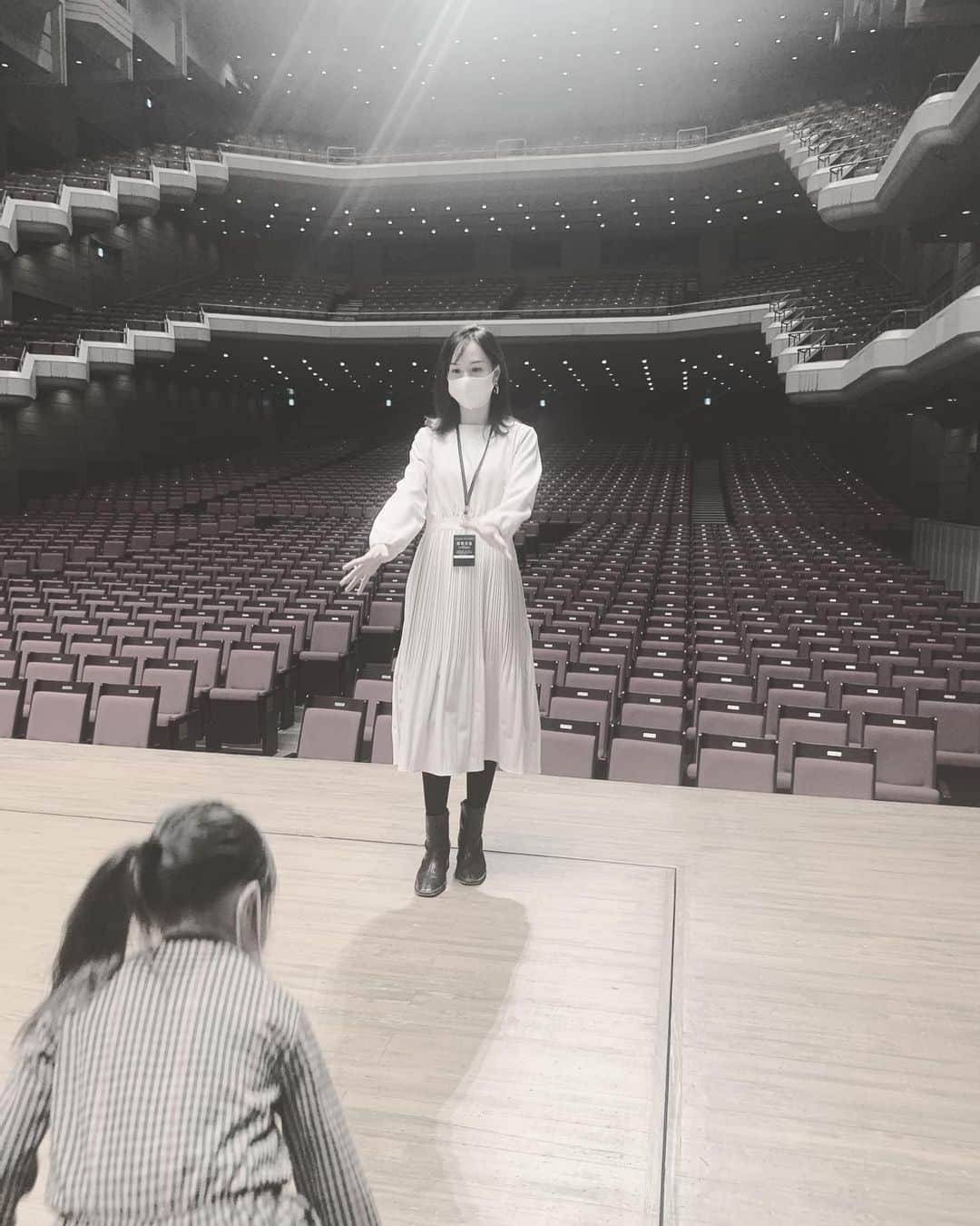乙黒えりさんのインスタグラム写真 - (乙黒えりInstagram)「夕方は主人の現場挨拶へ。  1年間お疲れ様でした🙇‍♀️ ファンの皆様、関係者の皆様、 本当にいつもありがとうございます🙇‍♀️  舞台の上で突進してくる娘に驚き、Uターンして走り去る娘に安堵。元気すぎて舞台から落ちないかドキドキだったよ。  #ポスターとお花を見てパパ死んだみたいって長女も言ってました #2020怒涛の日々 #大変なこともたくさんあった一年 #無事に終えることができて心より感謝申し上げます」12月27日 23時47分 - ellyotoguro