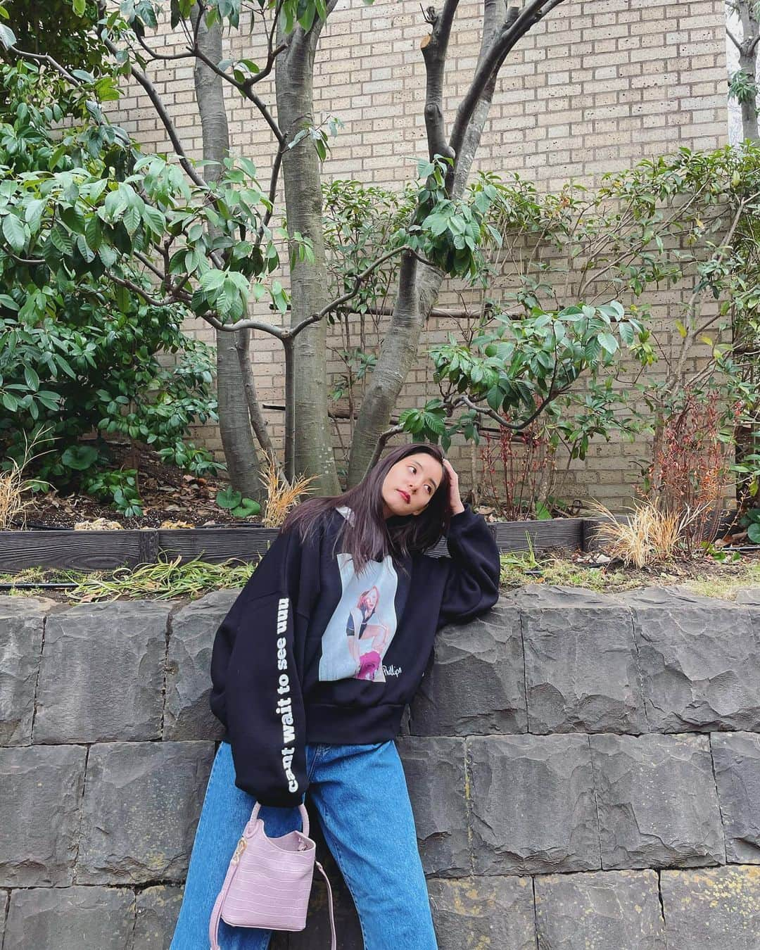 新木優子さんのインスタグラム写真 - (新木優子Instagram)「私服 coat : @uniqlo_jp  sweat : @littlesunnybiteyoppy  blouse : vintage denim : @zara   bag : @elleme   ＊撮影の時だけマスク外しています🙇🏻‍♀️✨  皆様寒いから暖かくして下さいね✨」12月27日 23時48分 - yuuuuukko_