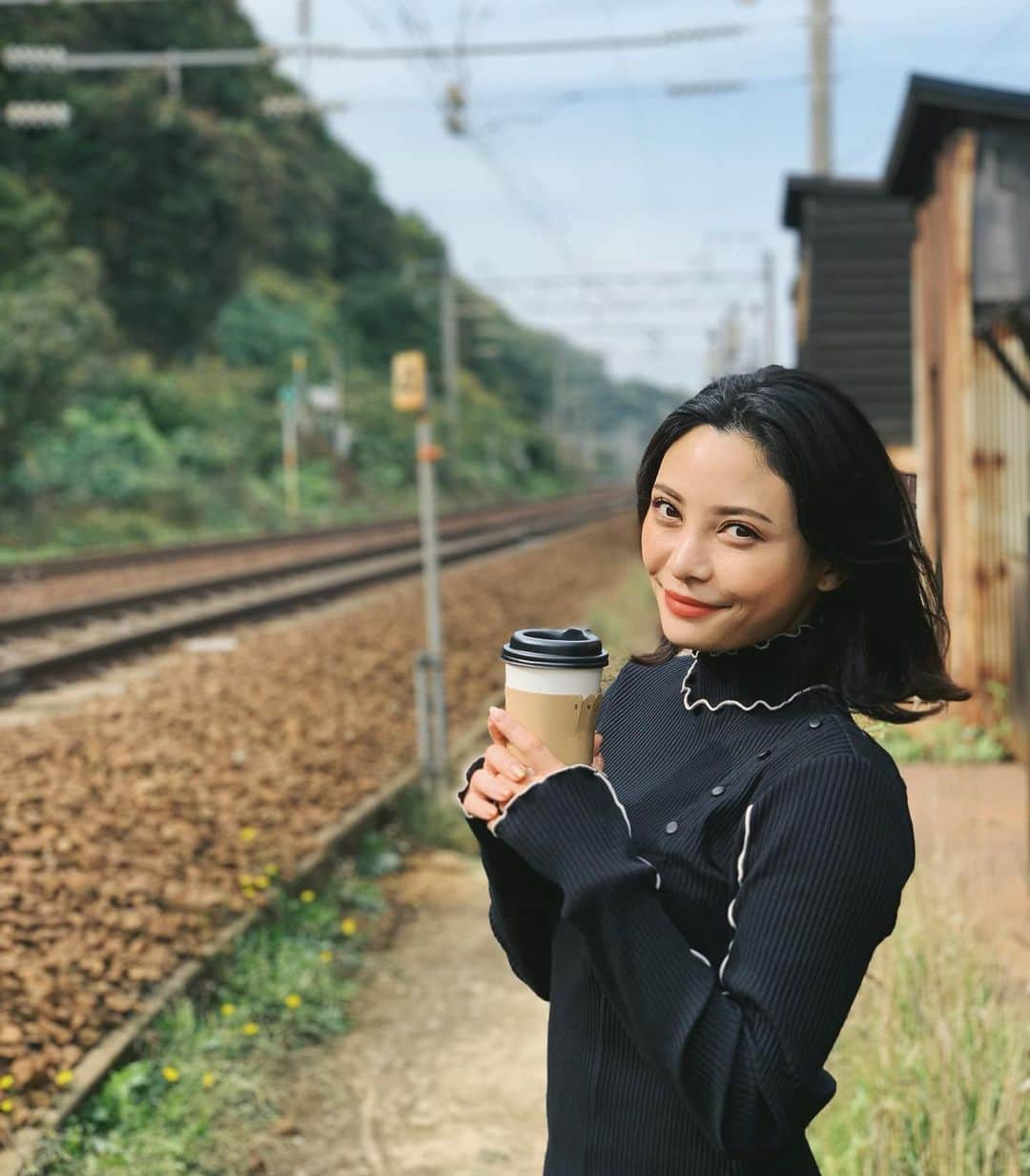 東條公美のインスタグラム：「YouTubeにて北海道旅2 Vlogをアップ📸  富良野→銭函→ニセコ→洞爺湖を北海道に住む友人とぐるり旅！  北海道のワイナリーや温泉や、牧場のスイーツやグルメはもちろん！ ローカルスポットや、素晴らしい職人さんにもお会いでき、素敵な出会いと美味しいものでいっぱいの、とても大満喫の旅でした🚙🍀」