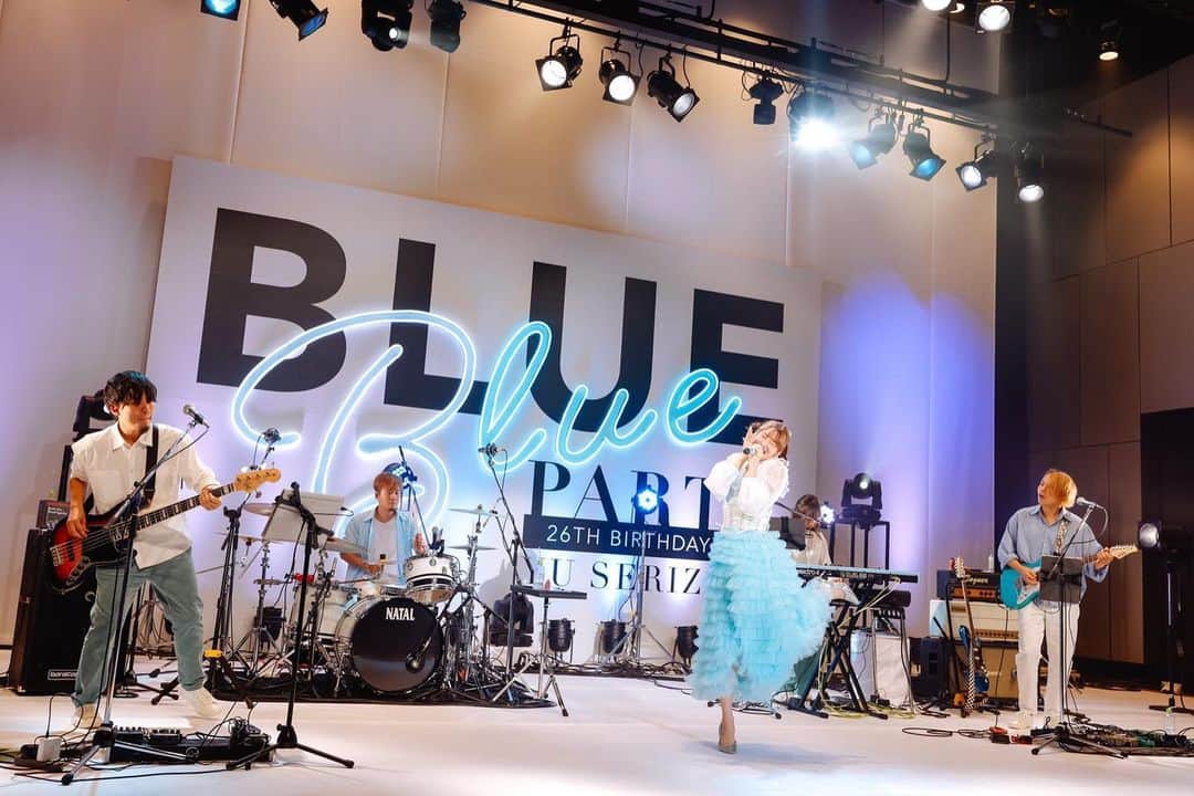 芹澤優さんのインスタグラム写真 - (芹澤優Instagram)「・ ・ バンドメンバーみんな映っててこれはとっても良い写真💙✨ ・ Yu Serizawa 26th Birthday Live ~BLUE BLUE PARTY~ ・ ありがとうございました！ ・ バースデーライブで、お客さんがいないなんて考えられなくて。 ・ でも、きっと今年が最初で最後だと信じて！！ ・ このオンラインって形でしか届けられない私の好きや魅力を詰め込もうと思考を凝らしまくりました！ ・ ・ 今しかできない！ 26thだけの特別な！！ 最高のライブでした！！ ・ ・ 何かもかもたくさんのスタッフさんの優しさと愛のおかげって感じです。 ・ 愛がぎゅーーーって感じ！！ ・ ・ そして1年ぶりの天才バンドメンバー！ ・ 大好きです！！ 一生一緒にいてくれやぁ〜 って感じです！！笑 ・ ご視聴くださったみなさまありがとうございました！！ ・ セリコソロはまだまだ突き進みます！！ 今はとりあえず3rdシングルの発売をお楽しみにねっ💙 ・ #思い出たちをこれからたくさんあげます #ネタバレしちゃうので #見てない人は早く見てね #🤗」12月27日 23時58分 - seriko_is_no.1