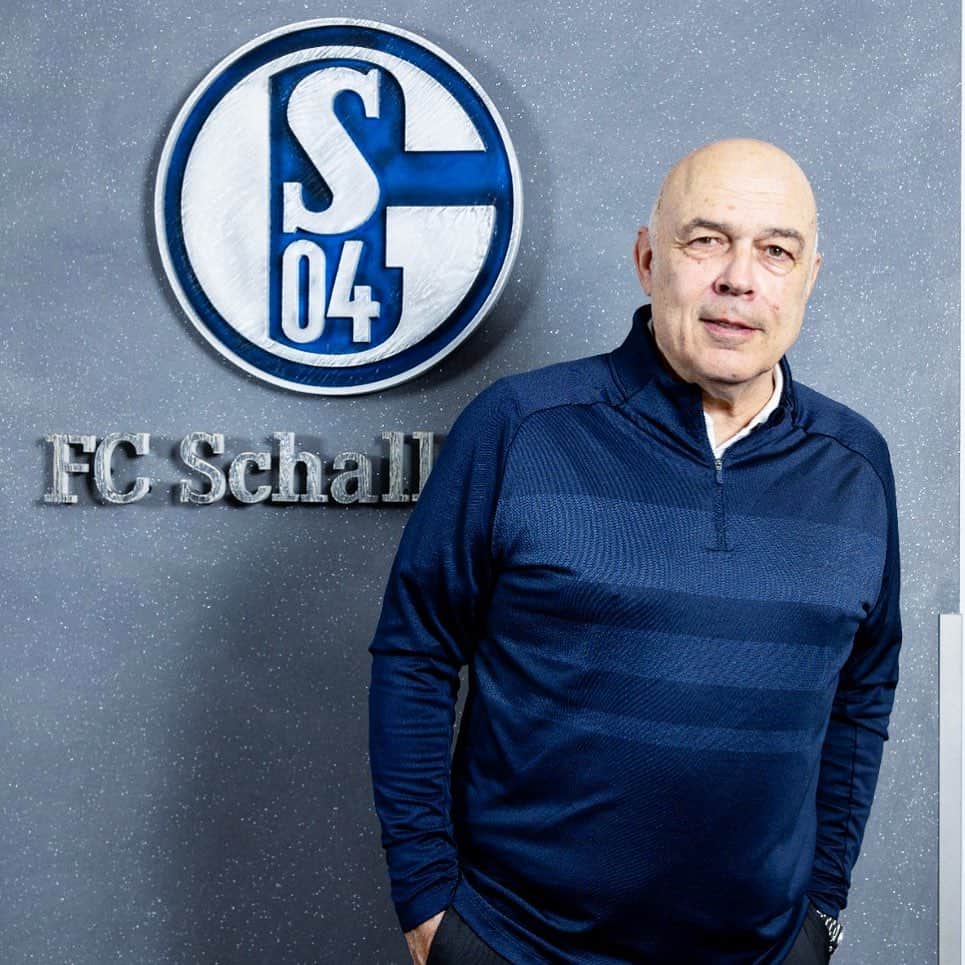 シャルケ04さんのインスタグラム写真 - (シャルケ04Instagram)「Willkommen auf Schalke, Christian Gross! 🔵👋🏻⚪️ . . ➡️ LINK IN BIO ⬅️ . . Welcome to Schalke, Christian Gross! 🔵👋🏻⚪️ . .  #S04 #Schalke #Knappen #Königsblau #Coach」12月27日 23時58分 - s04