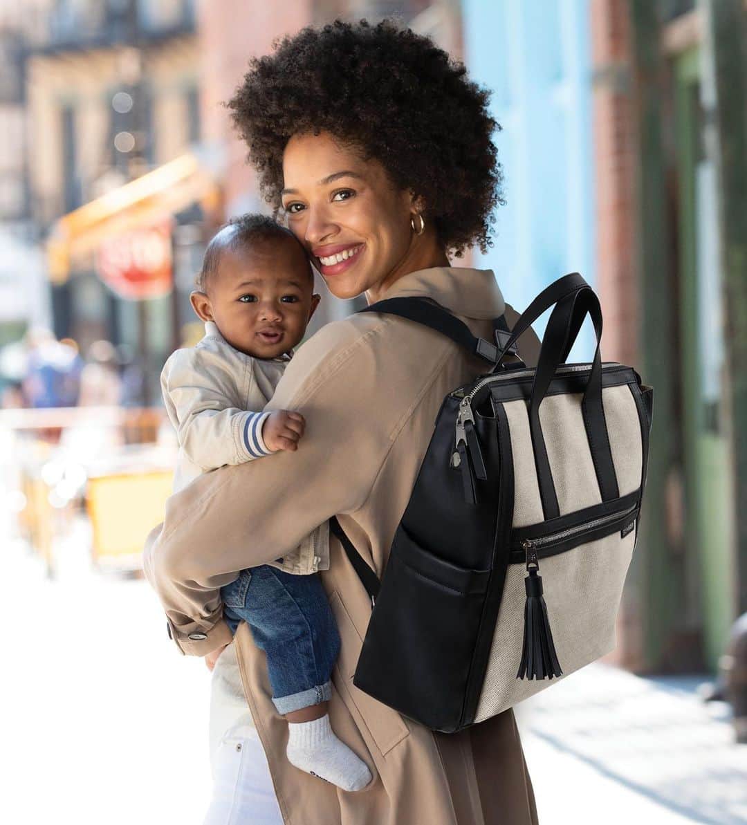 のインスタグラム：「Juggle baby, work and play! Sturdy coated canvas plus luxe vegan leather give our Sutton Diaper Backpack extra polished style wherever you go. 👶🎒🏙️  #parenting #newyearnewbag #diaperbag #skiphop」