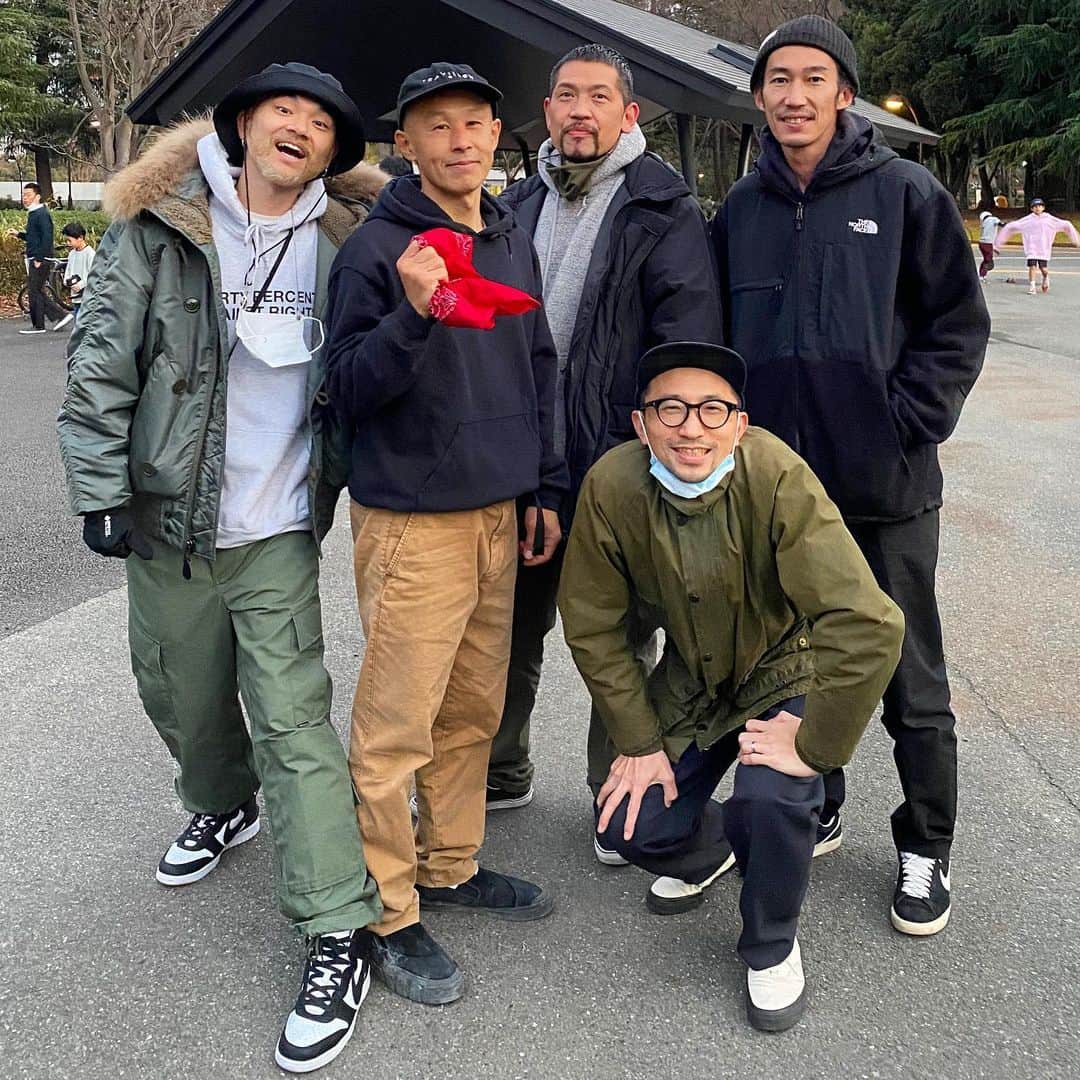 DJ DARUMAのインスタグラム：「同じ小学校のパパさんズ👨🏻👨🏻👨🏻👨🏻👨🏻 5年の付き合いを経て 気がつけば子供達は全員 スケーターに。日曜日の今日は見守り隊で久々に集合。  ＊マスクは撮影時だけ全員OFF😇 ＊ストリート出身で親になり新たな友人へ✌🏻最高da」