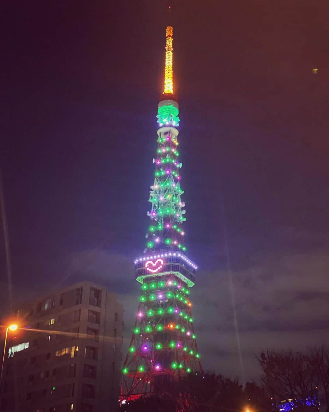 神崎恵さんのインスタグラム写真 - (神崎恵Instagram)「今年も一緒に走り続けた大切なひとたちと見上げた東京タワー🗼 「今年も終わるねー‼︎来年も、がんばろうねー‼︎」と口々に。 過ぎていく年はいつも名残惜しいけど、新しい年も、楽しもう。  #東京タワー」12月27日 23時53分 - megumi_kanzaki
