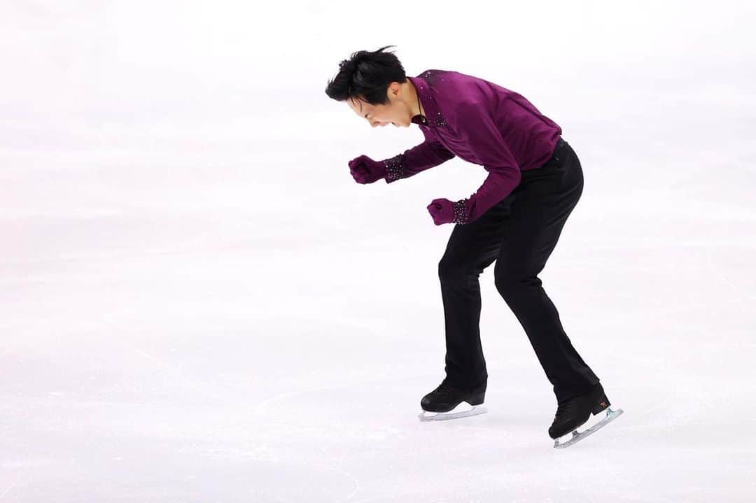 本田太一のインスタグラム：「全日本選手権 SP  やっと自分自身に勝てました  決して調子も良くない中、奇跡的にノーミスが出来たのは、 今まで5歳の頃から17年間頑張ってきたご褒美かなと思います  1年間辛い時も、この舞台でノーミスをして ガッツポーズする姿を想像してやってきて良かったです  ヤグディン選手に憧れて選んだ｢Ancient Lands｣ 全日本で完成しました  ありがとうございました」