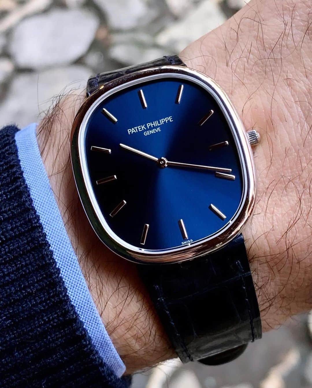 WATCHMANIAのインスタグラム：「Patek Golden Ellipse #5738p 🌀  @sametwatches 📸」
