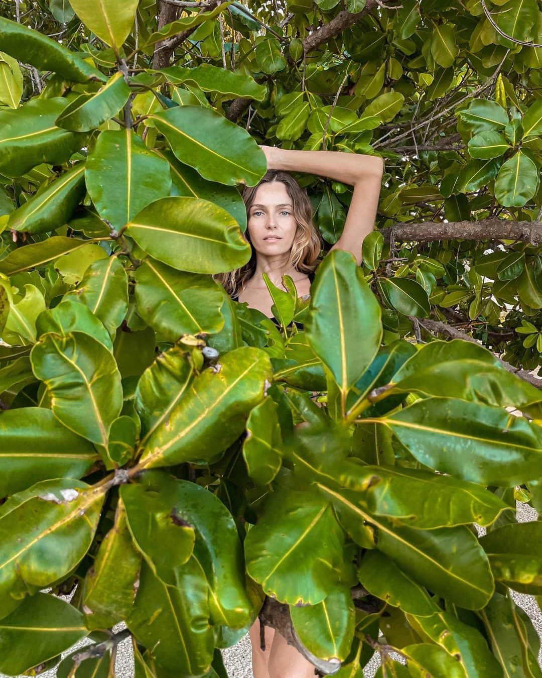 ヴァレンティナ・ゼリャヴァのインスタグラム：「Many times I’ve asked myself a question “why am I here on this Planet?” 🤔  To me the most simple and honest answer is to create beauty and to observe beauty ❤️  #mindfulness」