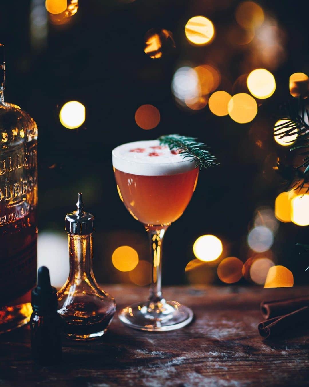 Linda Lomelinoのインスタグラム：「Sharing this Winter Whiskey Sour on my Youtube channel today! Made in collaboration with my partner, Christian, who you don’t get to see very often on here (he isn’t on social media)😊 It’s made with cinnamon syrup, cardamom tincture and aquafaba to make it vegan 🥃 Link to the video through my profile, swipe for a preview! #whiskeysour #wintercocktails #vegancocktails」