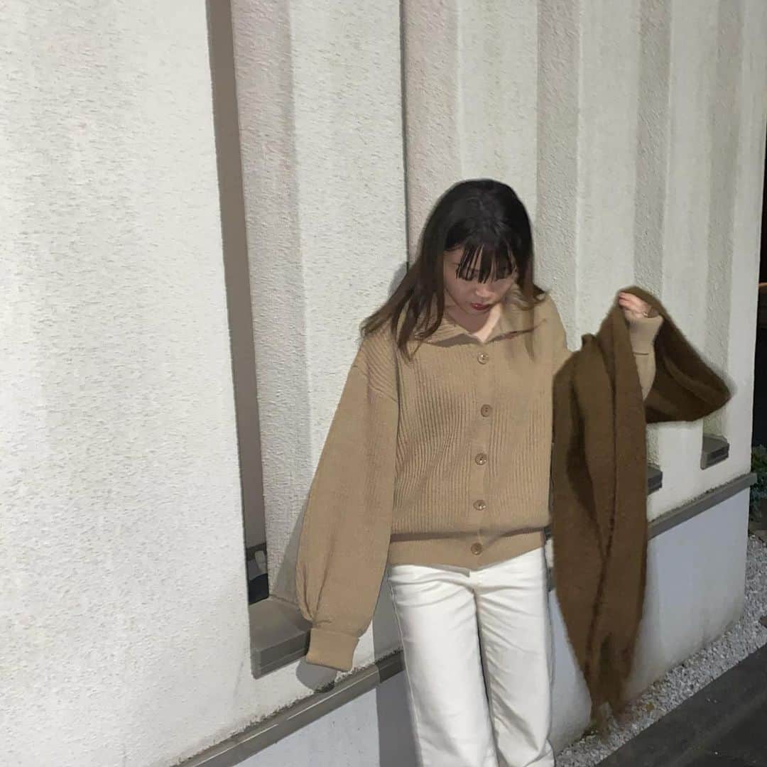 三橋栄香のインスタグラム：「🤍🤍 これに茶色ブーツでブラウンコーデな日。  最近は苦手だったニットとかタートルネックとかも 着るようになったな〜〜♨️  この @emmyofficial.jp のカーディガンも、首元まで ボタン締めるとタートルネックになるの。可愛い🧶🧶」