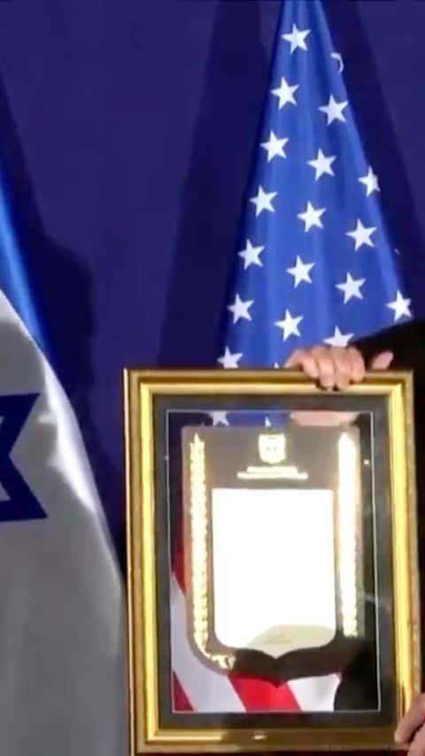 イヴァンカ・トランプのインスタグラム：「Prime Minister Netanyahu @IsraeliPM presents Jared Kushner with a ‘certificate of appreciation’ for ‘his historic contribution to the Abraham Accords’ which fostered peace between Israel and Arab and Muslim nations. 🇺🇸🇮🇱🇦🇪🇧🇭🇸🇩🇲🇦🕊」