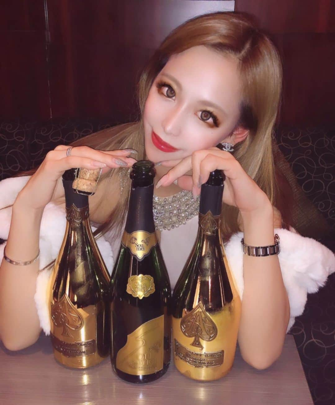 姫咲りさのインスタグラム：「🍾🍾🍾♥️  私は12.30日で仕事納めです🥰 今年も残り少ないですが最後まで楽しみながら頑張ります🥺誰か会いにきてくれる？🥺笑  何か化粧濃く見えない？  #加工の仕方  #きゅん   #nagoya #錦3 #錦華 #キャバクラ #キャバクラ嬢 #ドレス #セット #巻き下ろし #ストレートヘア #六本木#歌舞伎町 #新宿 #大阪 #新地 #シャンパン #アルマンド #ソウメイ #ソウメイガール #お酒 #お酒好きな人と繋がりたい #l4 #l4likes #lfl #followｍe #followforfollowback #姫咲りさ」