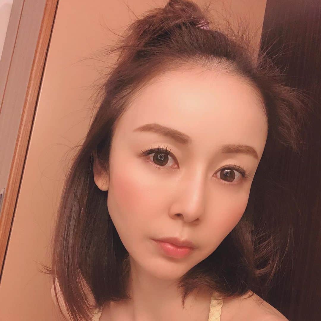 のインスタグラム：「おでこ丸出しで、パーソナル💪 もう、色々とガタがきてまして、 正直、自己管理だけでは厳しいと判断し、週1で通っております。  肩凝りからの頭痛、 背中の凝り、首の痛みなど、 かなり改善されてきました😊  下半身🦵強化が、かなりキツくて悲鳴を上げながらトレーニングしておりますが、 筋肉の衰え、弛みなどを、無理なく改善していけたらと思っております☺️✨  今年最後のパーソナルは、 きつかった💦  #パーソナルトレーニング  #筋肉の衰え #肩凝り #肩凝り改善  #下半身トレーニング  #今年最後の #来年もよろしくお願いします」