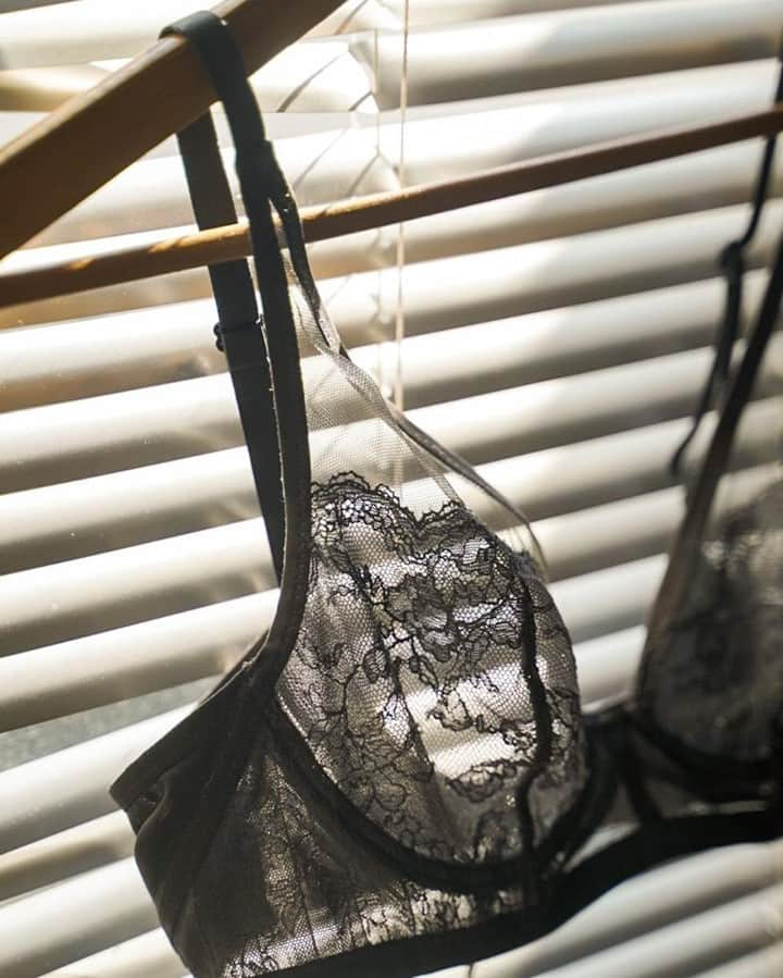 レジャビーさんのインスタグラム写真 - (レジャビーInstagram)「Jeu d'ombres et de transparence — playing with shadows and transparency #pasdedeux #maisonlejaby #lingerie #dentelle #lace #satin #douceur #softness #greenmind」12月28日 0時00分 - maisonlejaby