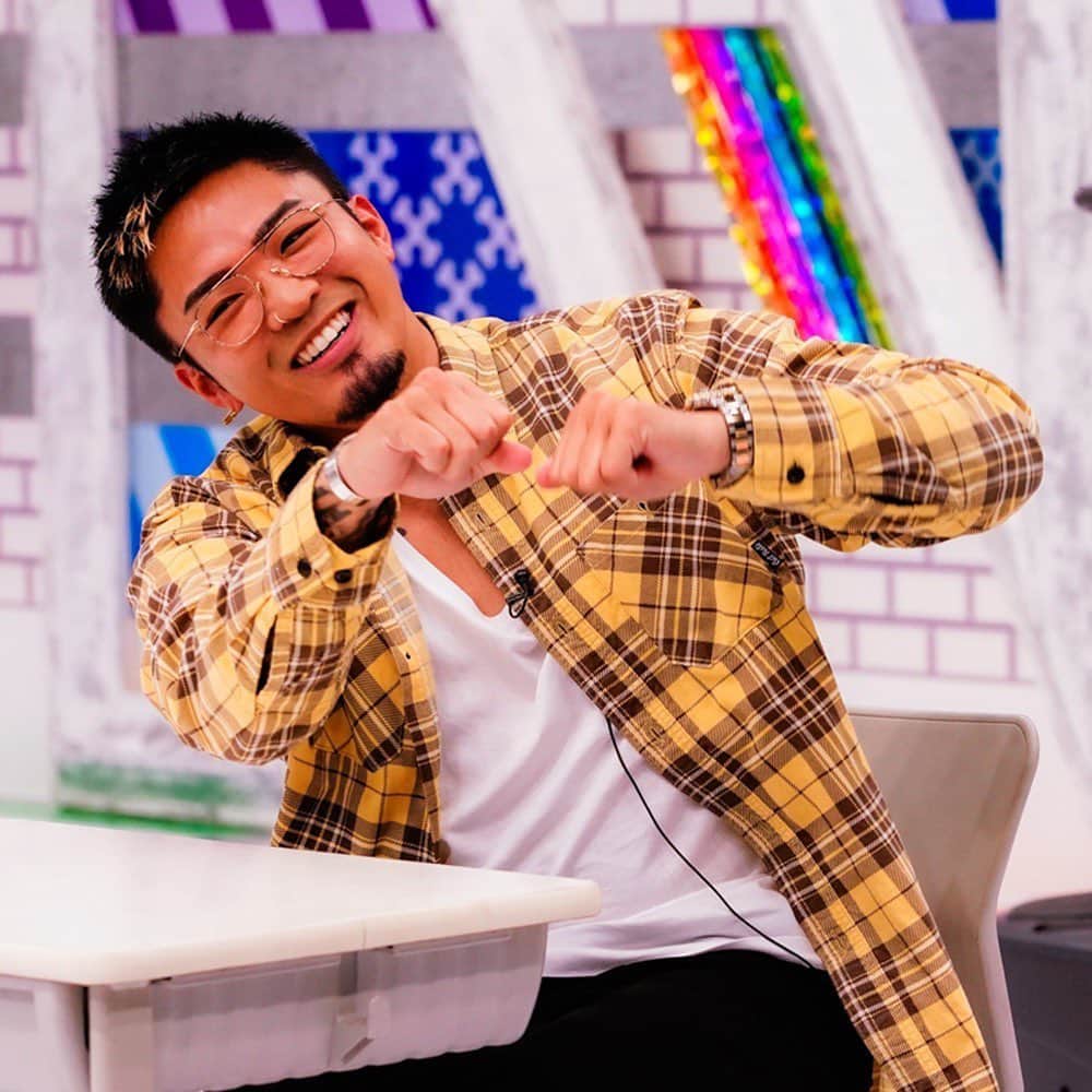 GENERATIONS高校TVのインスタグラム：「12/28は龍友の誕生日🦍✨ 28歳おめでとう🎂！  GENE高では ついに最近「コンプラ隠し」が 使われるようになってしまった GENEイチのおふざけ問題児😂  いつもふざけているけど、 本当は真面目で、 とっても優しくて、 ちょっぴり照れ屋なところ、 みんなも知ってるはず☺️  普段のギャップが激しずぎる ピカイチの美声で これからもたくさんの人を 魅了してください🌈  みんなもコメントで龍友に おめでとうを届けてね✏️❤️  公式Twitter @gene_kou で検索🔍 ----------------------------------- #gene高 #ジェネ高 #generations高校tv #gene #generations #ジェネ #ジェネレーションズ #generationsfromexiletribe #ldh #白濱亜嵐 #片寄涼太 #数原龍友 #小森隼 #佐野玲於 #関口メンディー #中務裕太 #ジェネ犬」