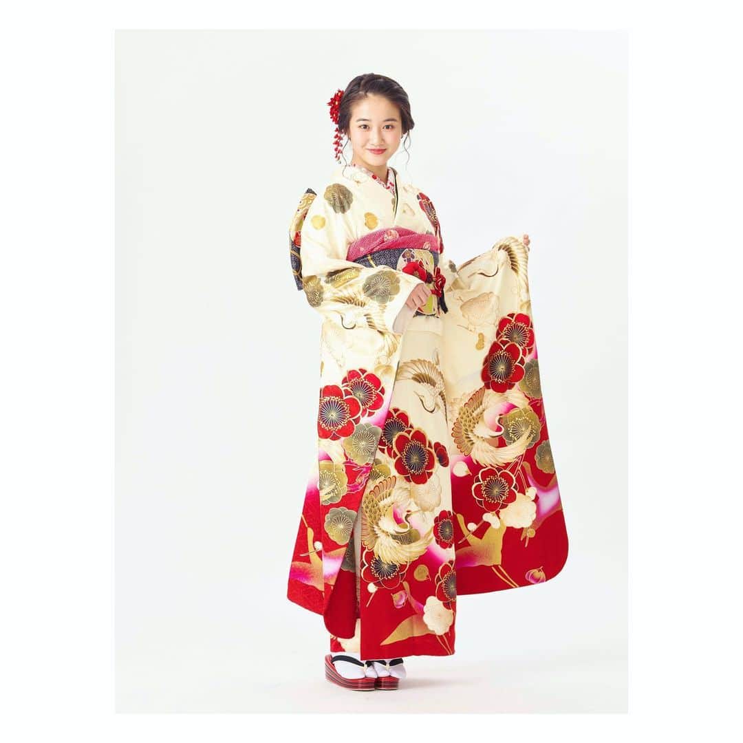 天翔愛のインスタグラム：「♡♡♡﻿ ﻿ イトーヨーカドーPRイベントお衣装🤍﻿ 梅と鶴の私好みのとっても可愛い柄で お気に入りでした💕﻿ 素敵すぎて、着ながらワクワクしっぱなしでした😍 こんなに素敵な着物を着ることができて 幸せでした‼︎♡  ﻿ 👘・髪飾り﻿ @mimatsu.shara.kimono  ﻿ #イトーヨーカドー　#prイベント　#japan #kimono #日本　#着物　#可愛い　#梅　#鶴 #cute」